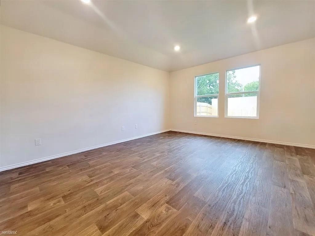 14504 Fitzgibbon Dr Property Photo 5
