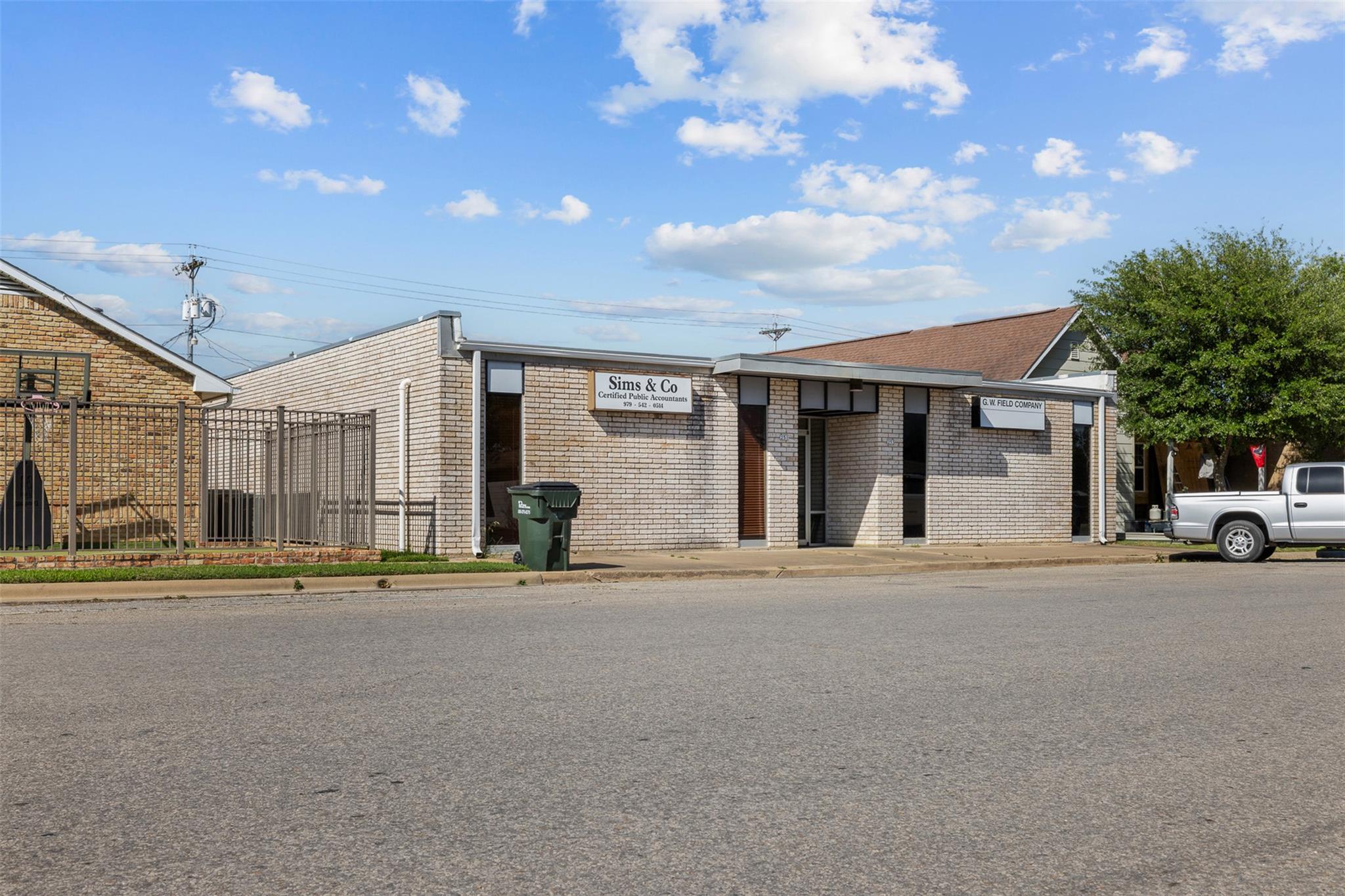 251 E Hempstead St Property Photo 3