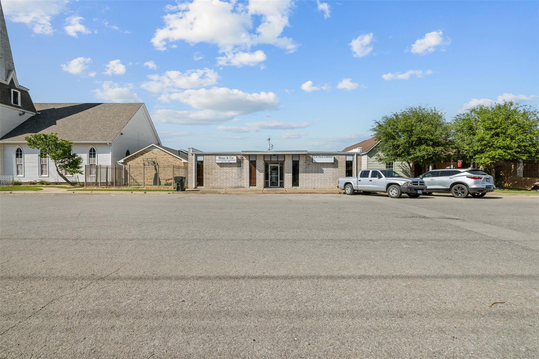 251 E Hempstead St Property Photo 4