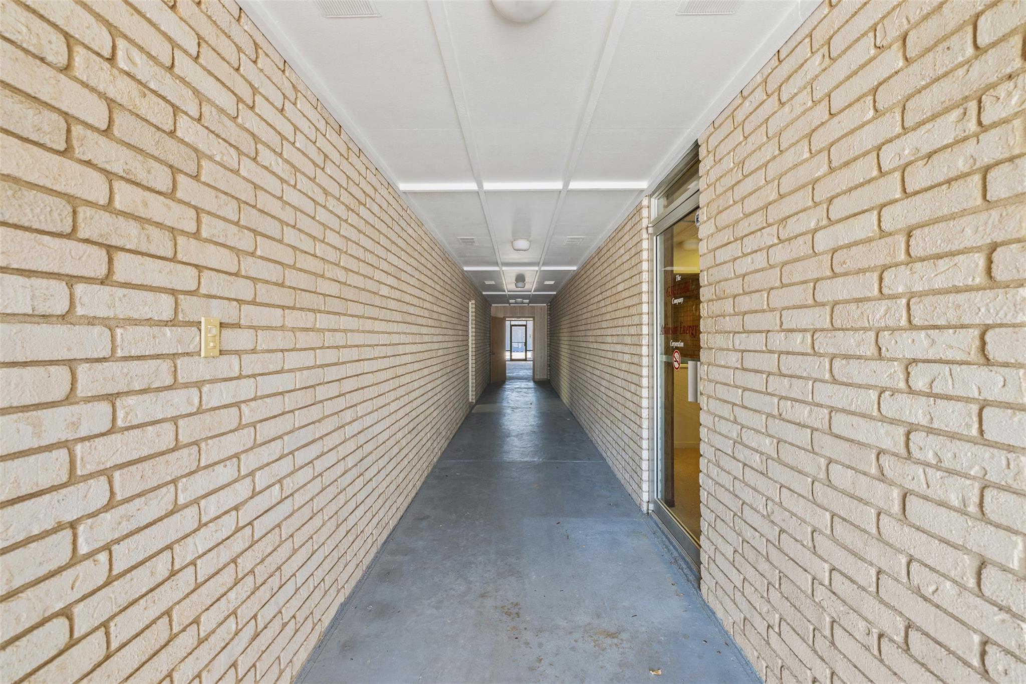 251 E Hempstead St Property Photo 6