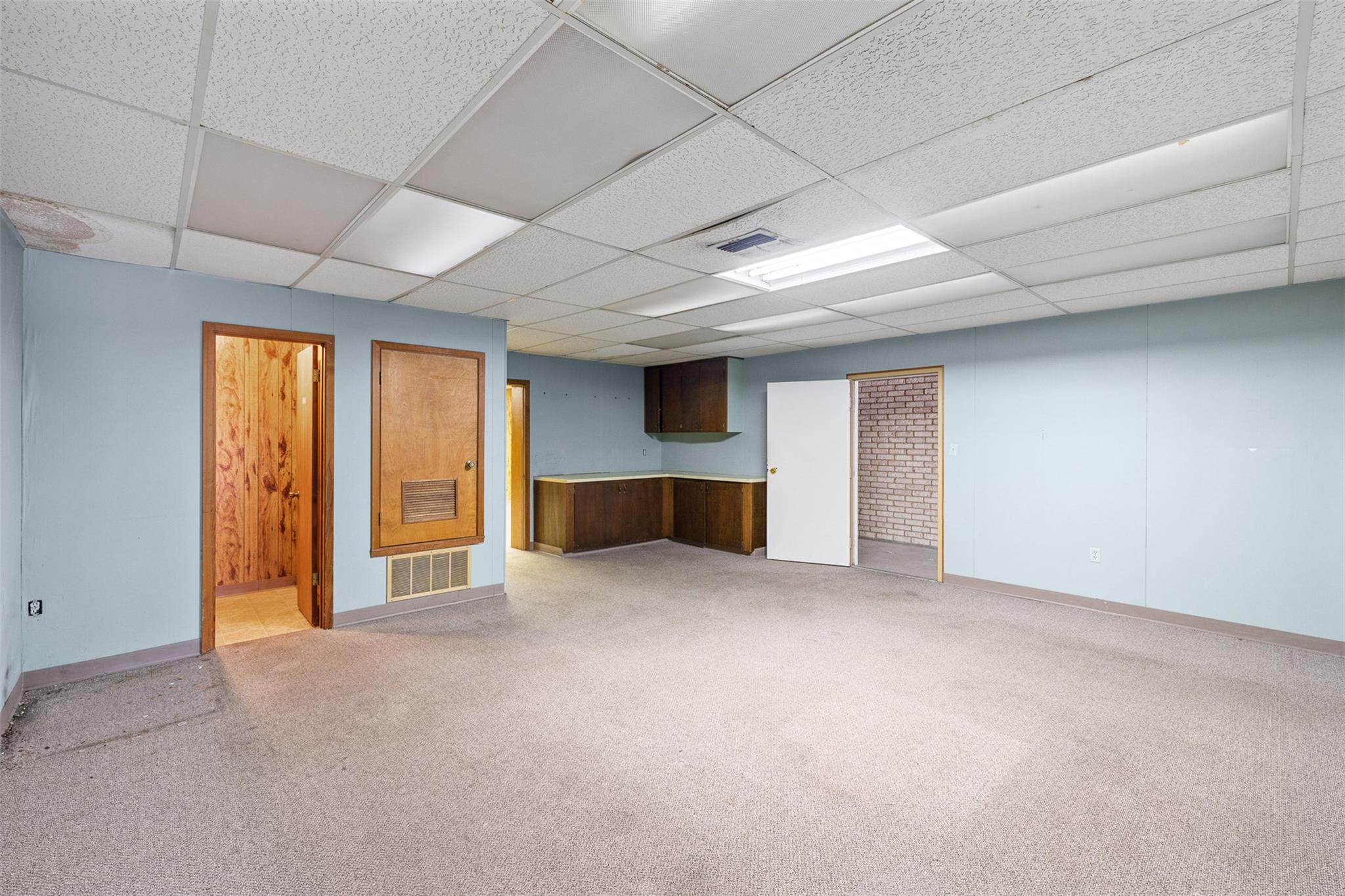 251 E Hempstead St Property Photo 9