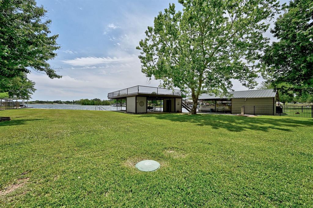 224 Beach Dr Property Photo 3