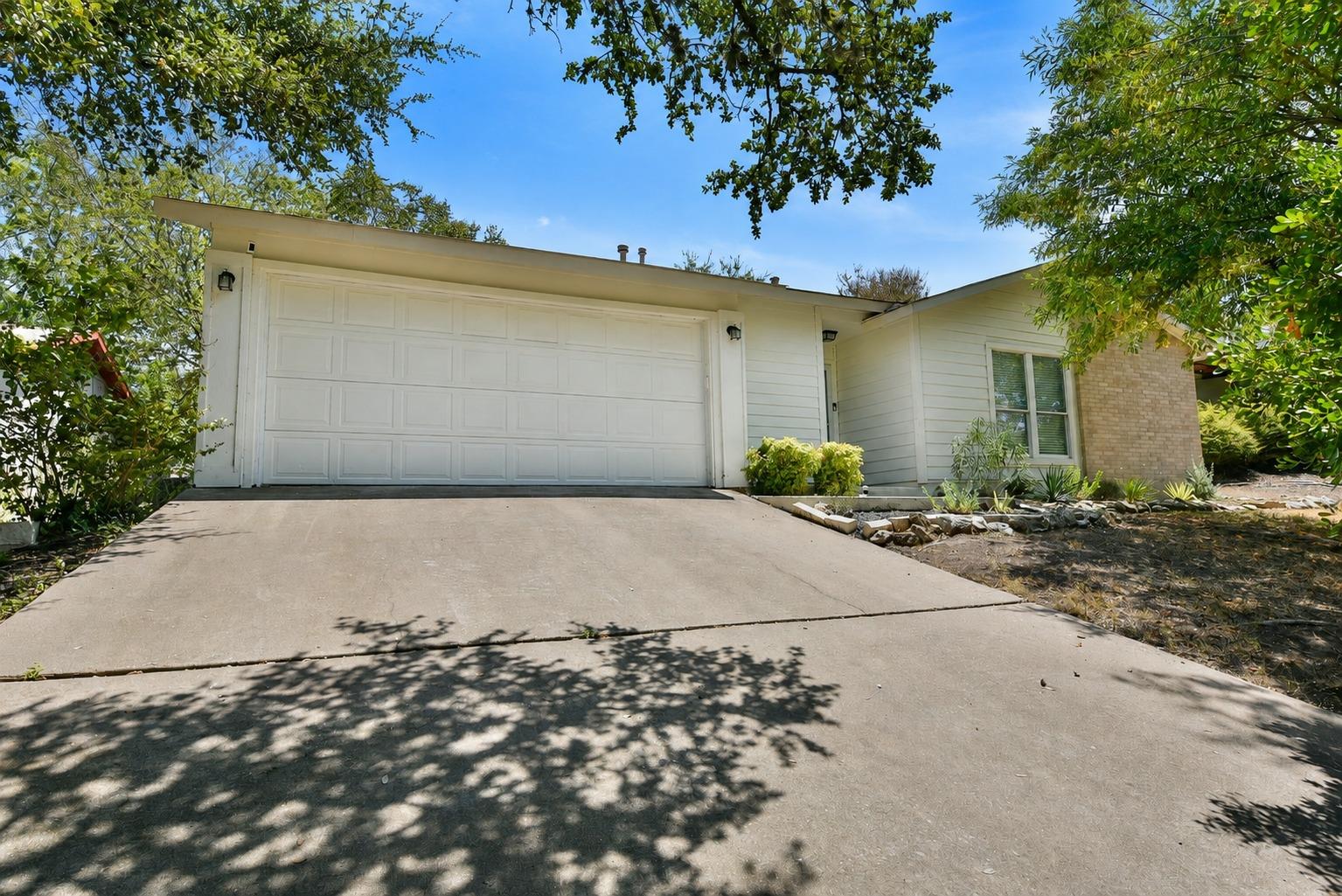 8411 Romney Rd Property Photo 1