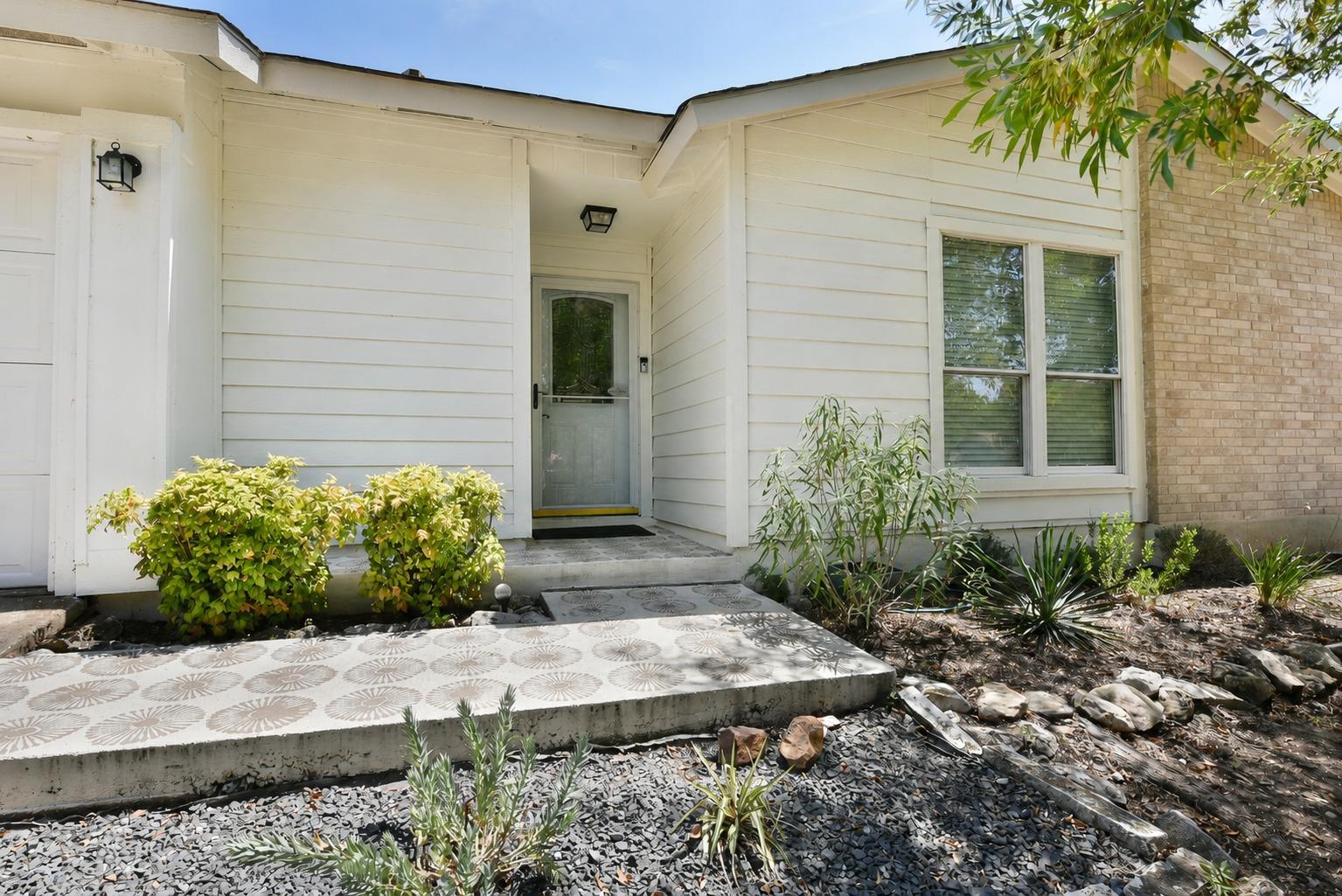 8411 Romney Rd Property Photo 2