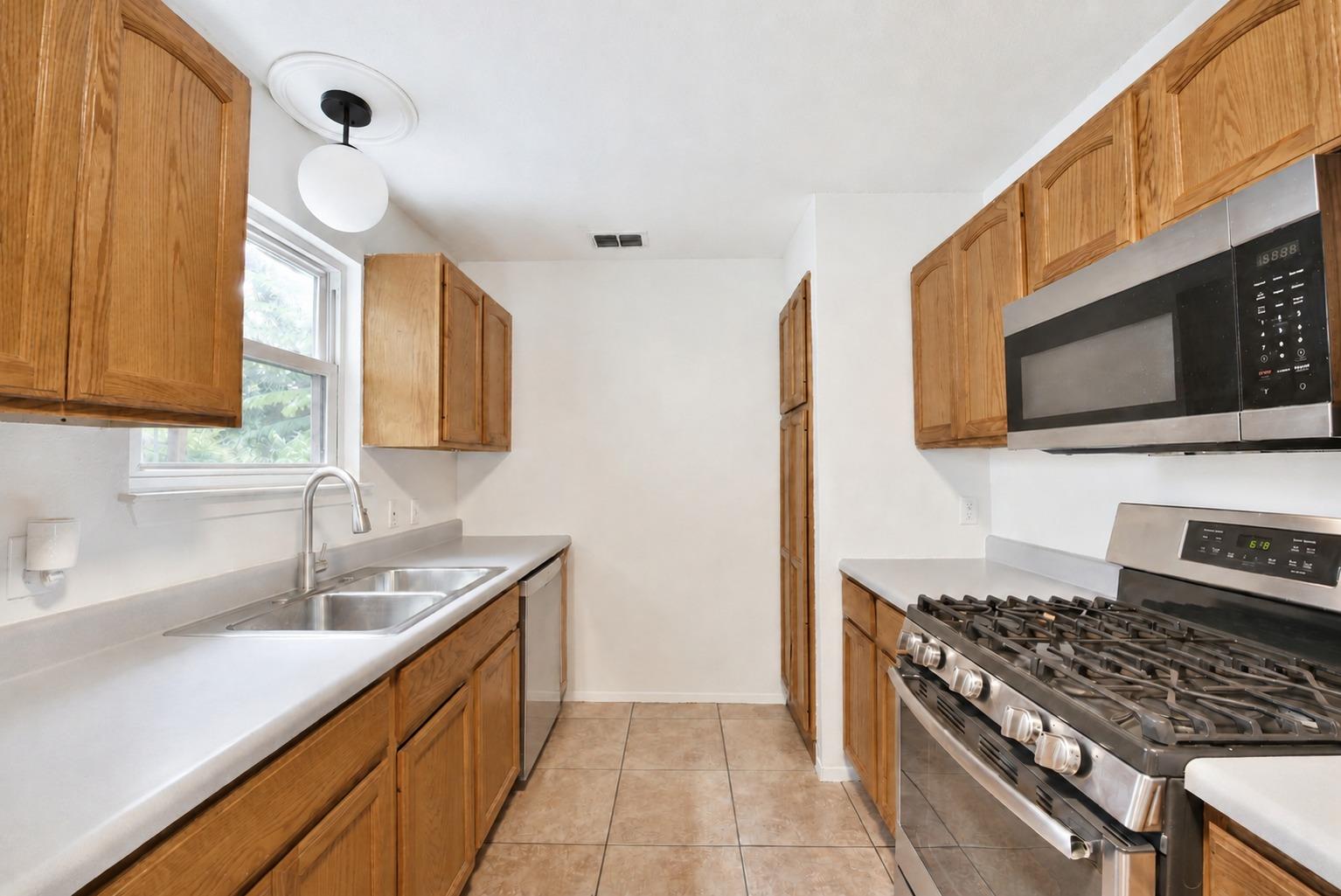 8411 Romney Rd Property Photo 7