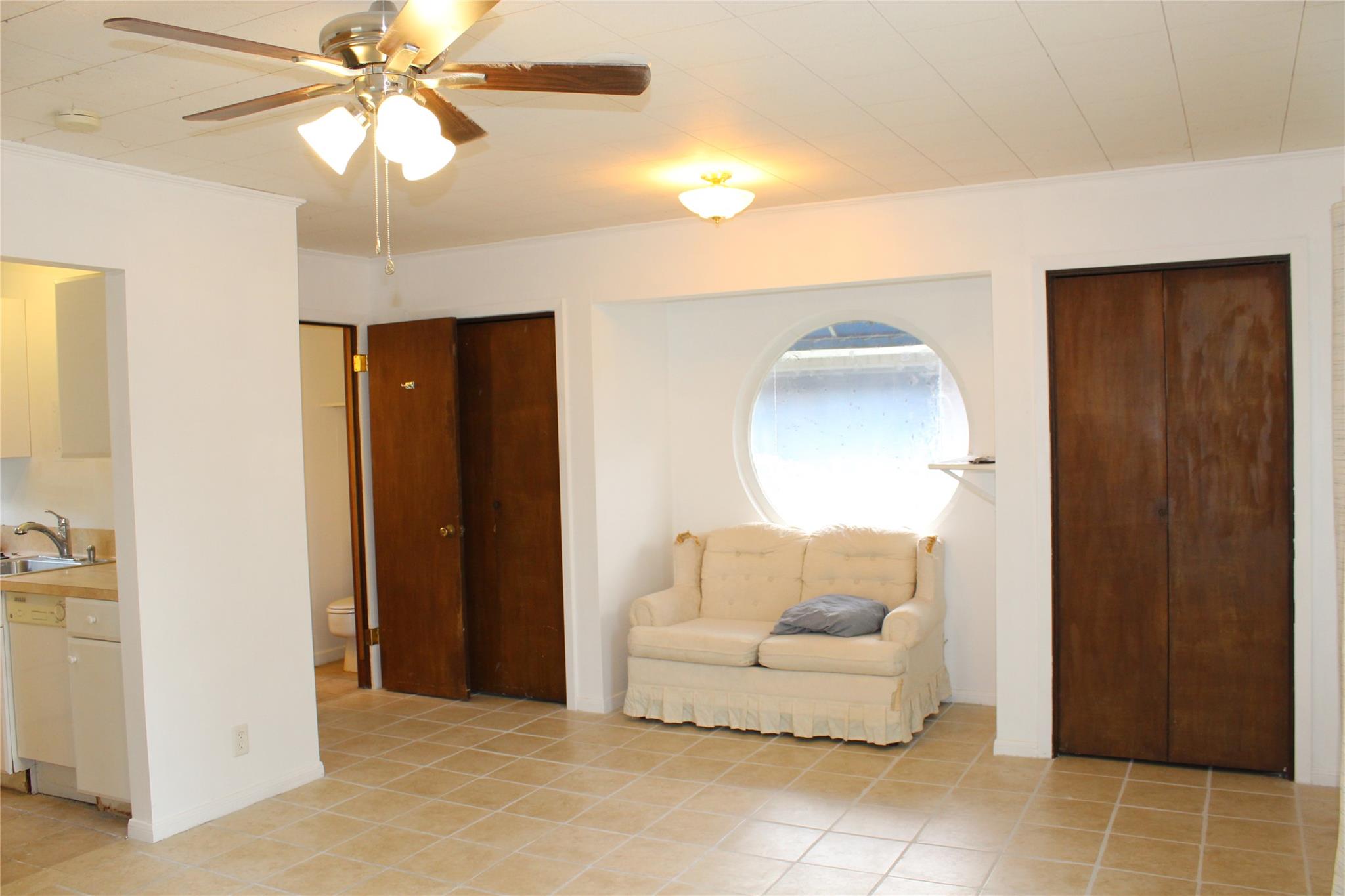 1010 W Live Oak St #b Property Photo 3