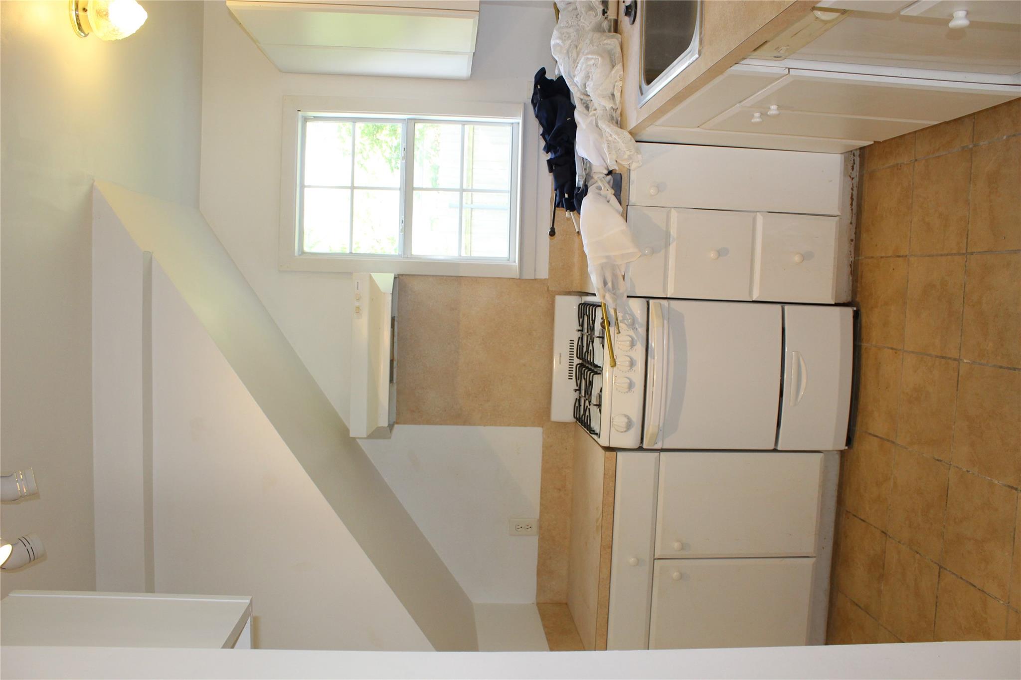 1010 W Live Oak St #b Property Photo 4