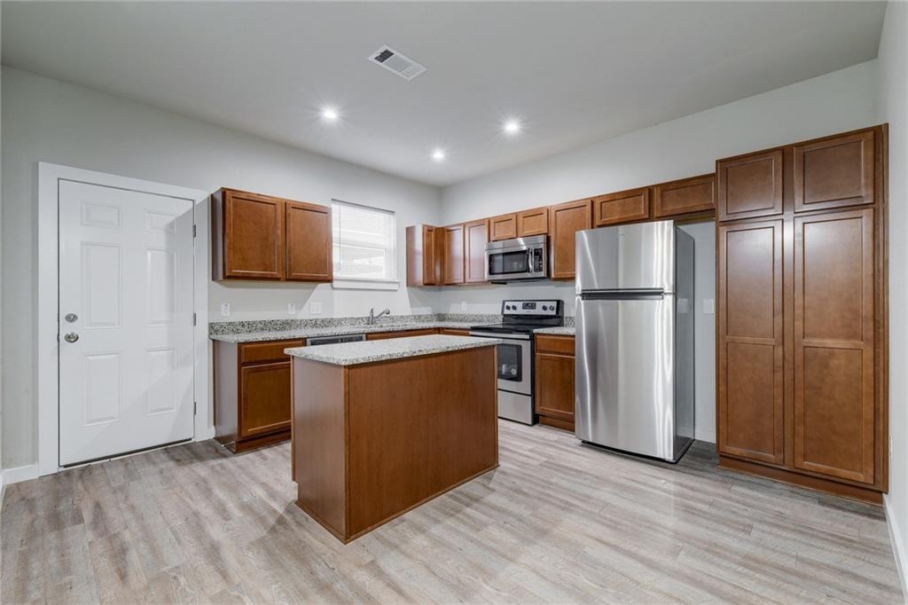 906 Quartz Ct #602 Property Photo 4