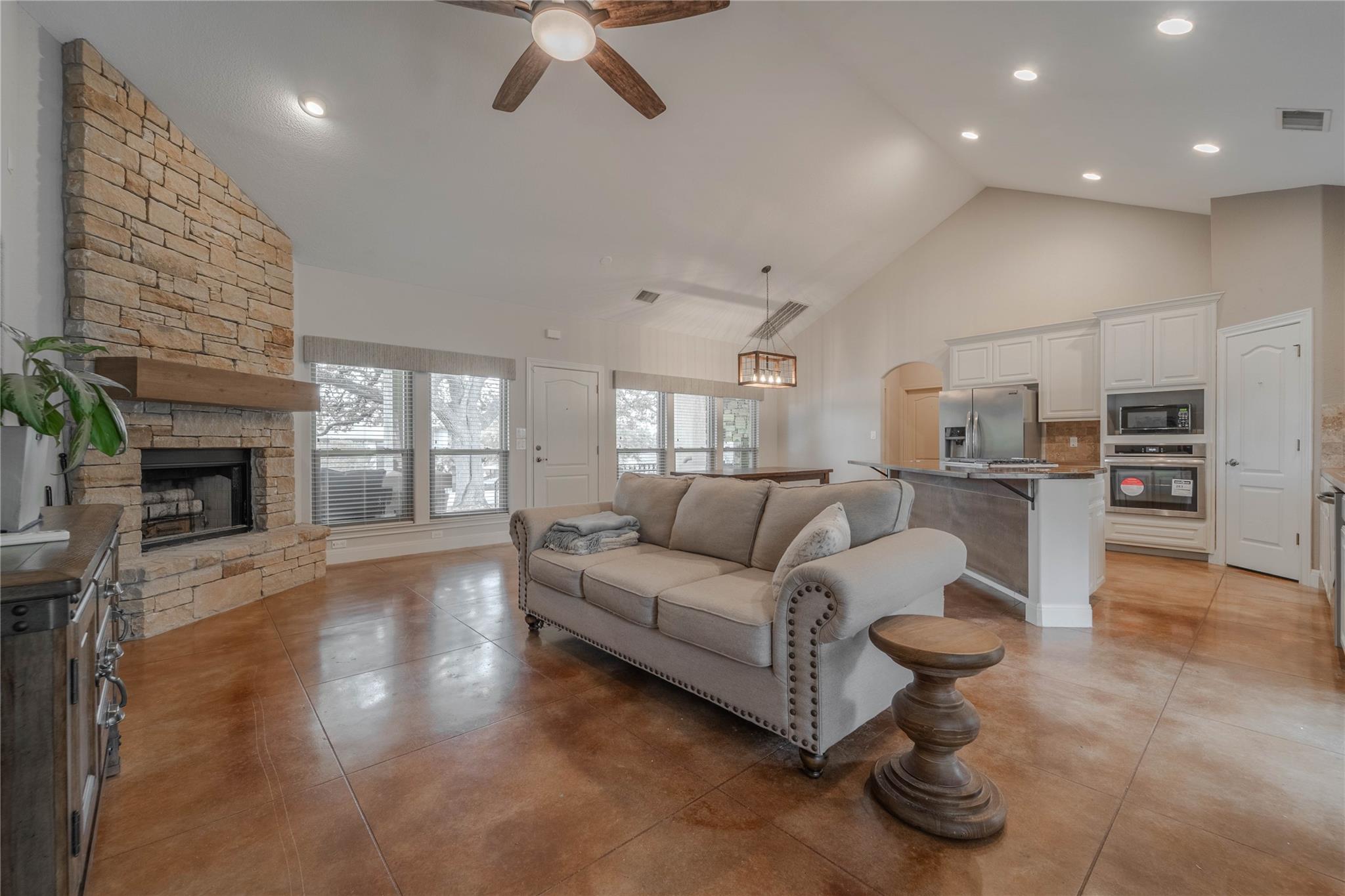 19013 Venture Dr Property Photo 3