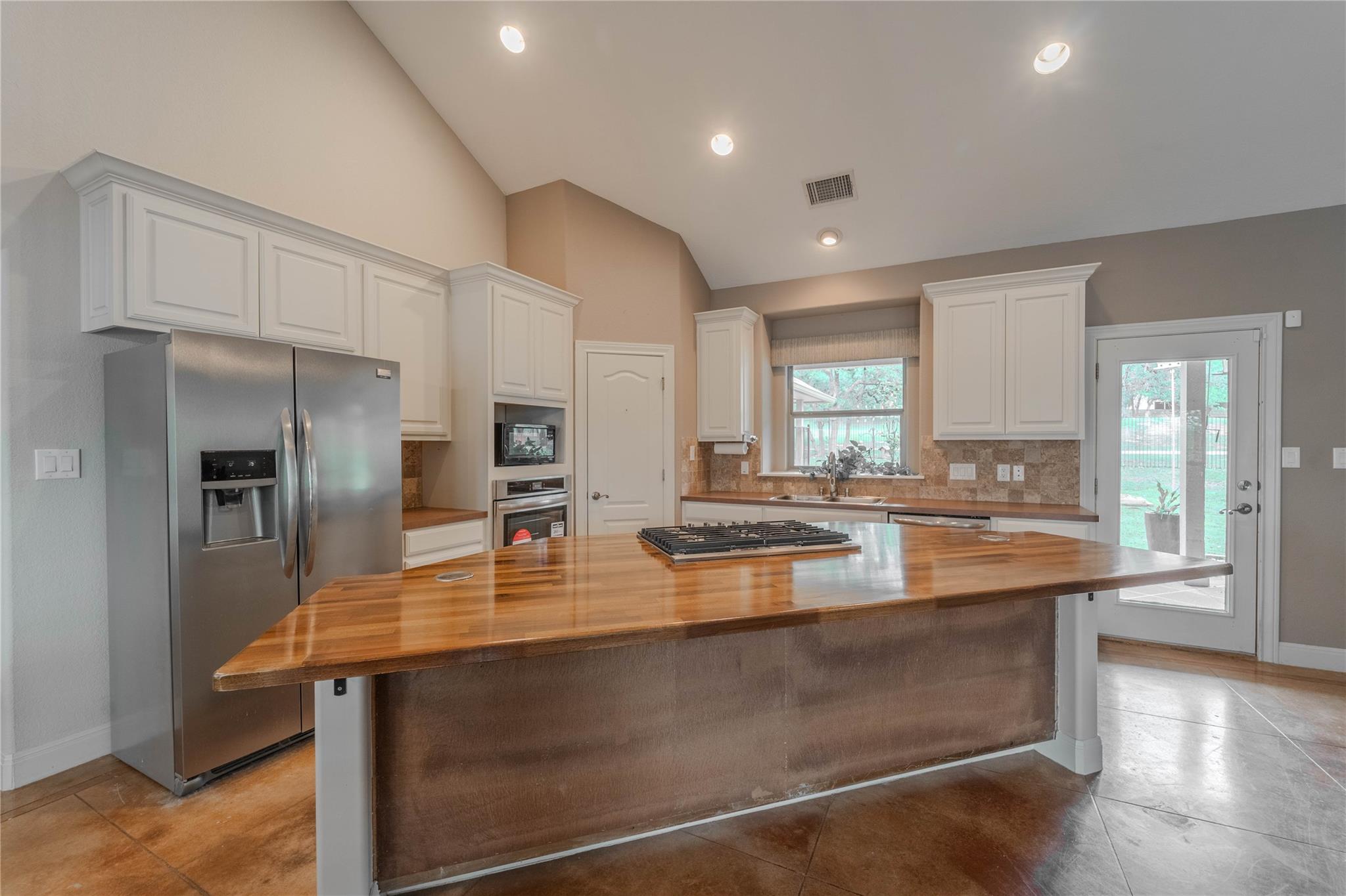 19013 Venture Dr Property Photo 6