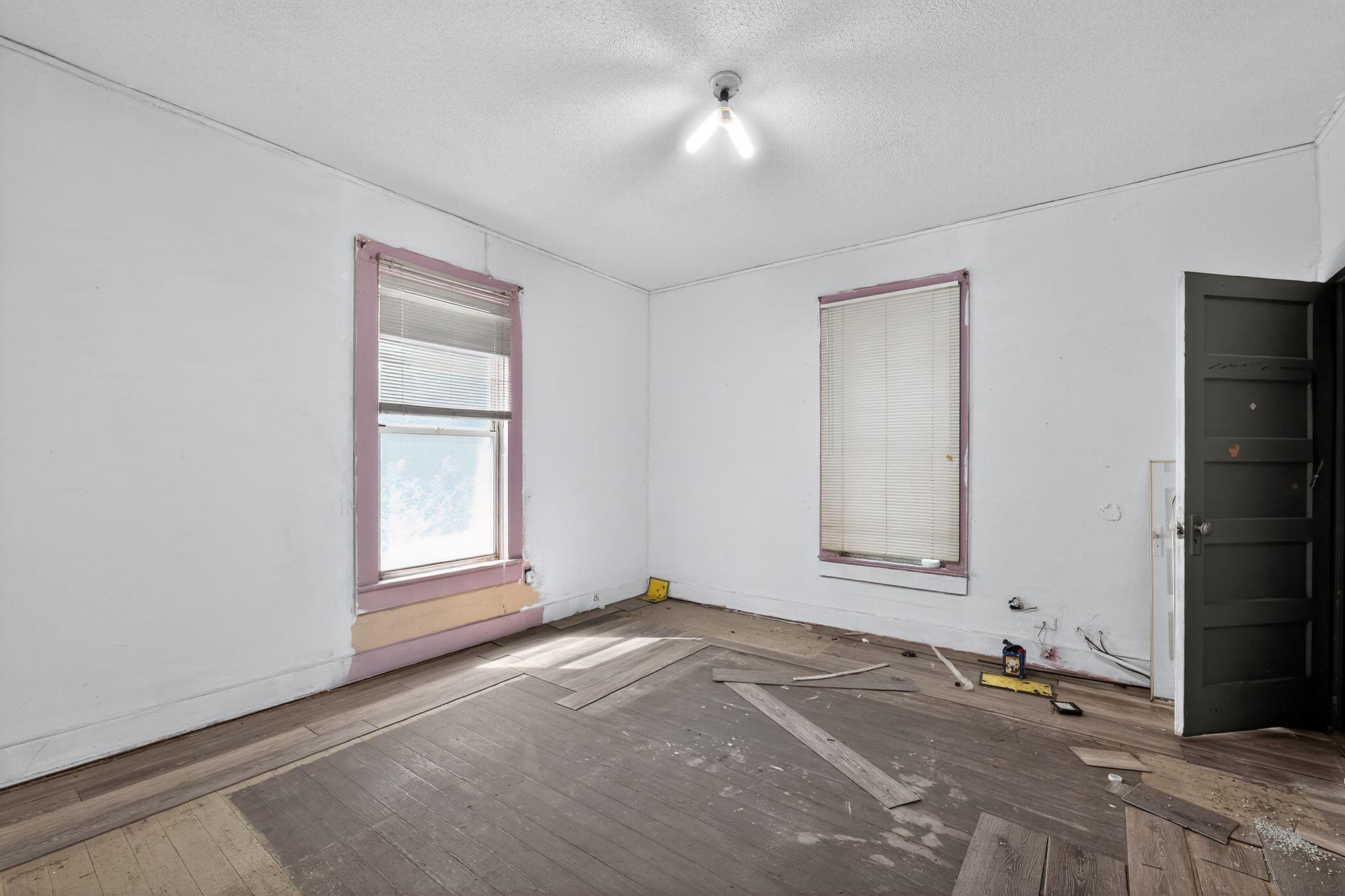 911 Chambers St Property Photo 3