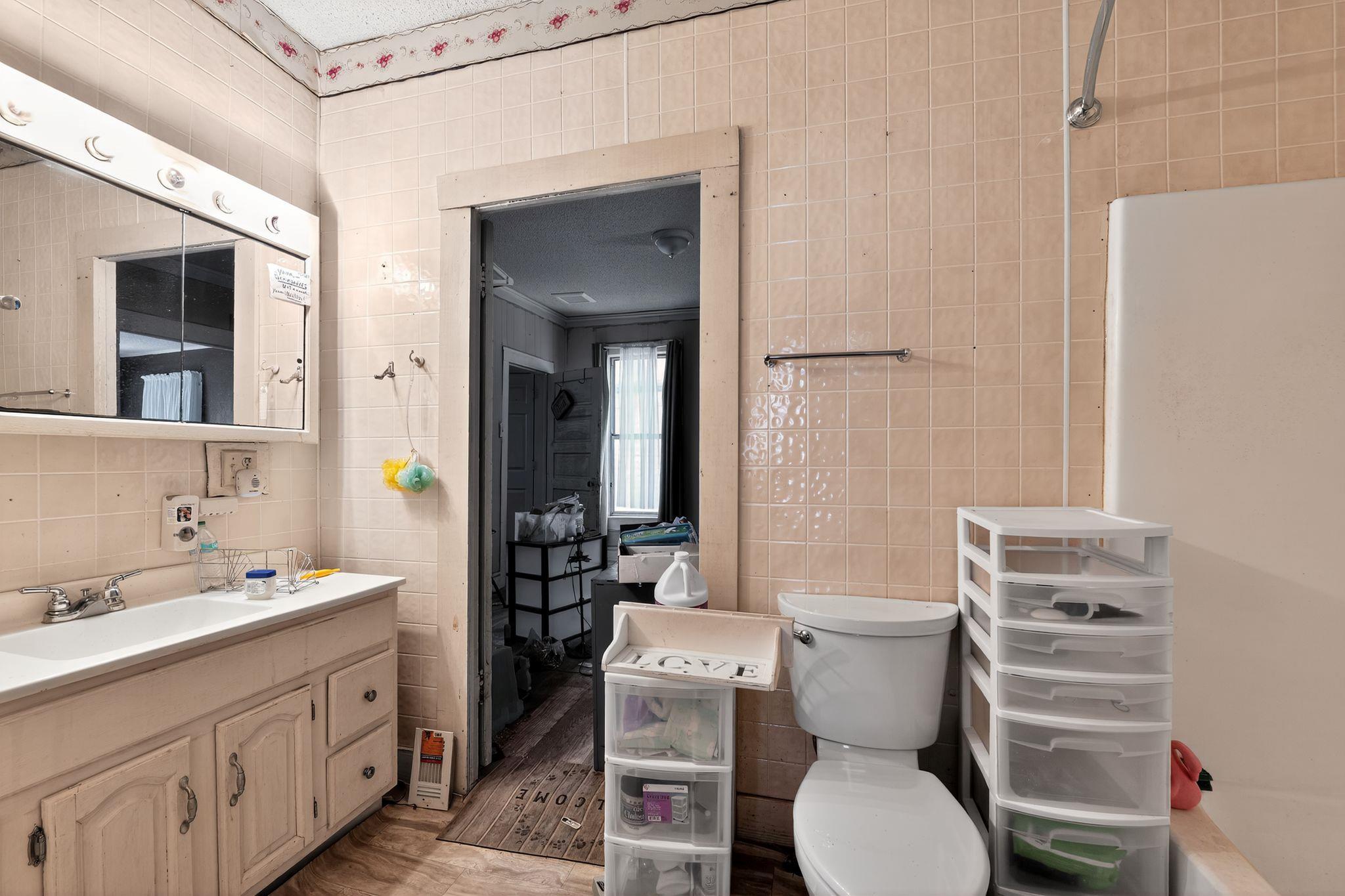 911 Chambers St Property Photo 14