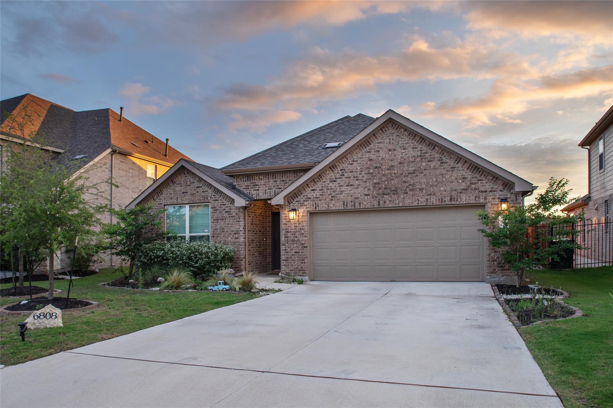 6808 Cliff Rose Dr Property Photo 2