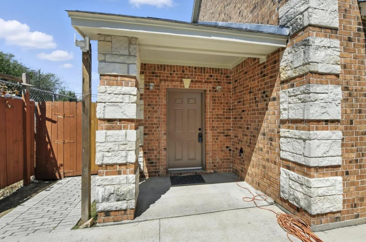 619 Comal Ave Property Photo 2