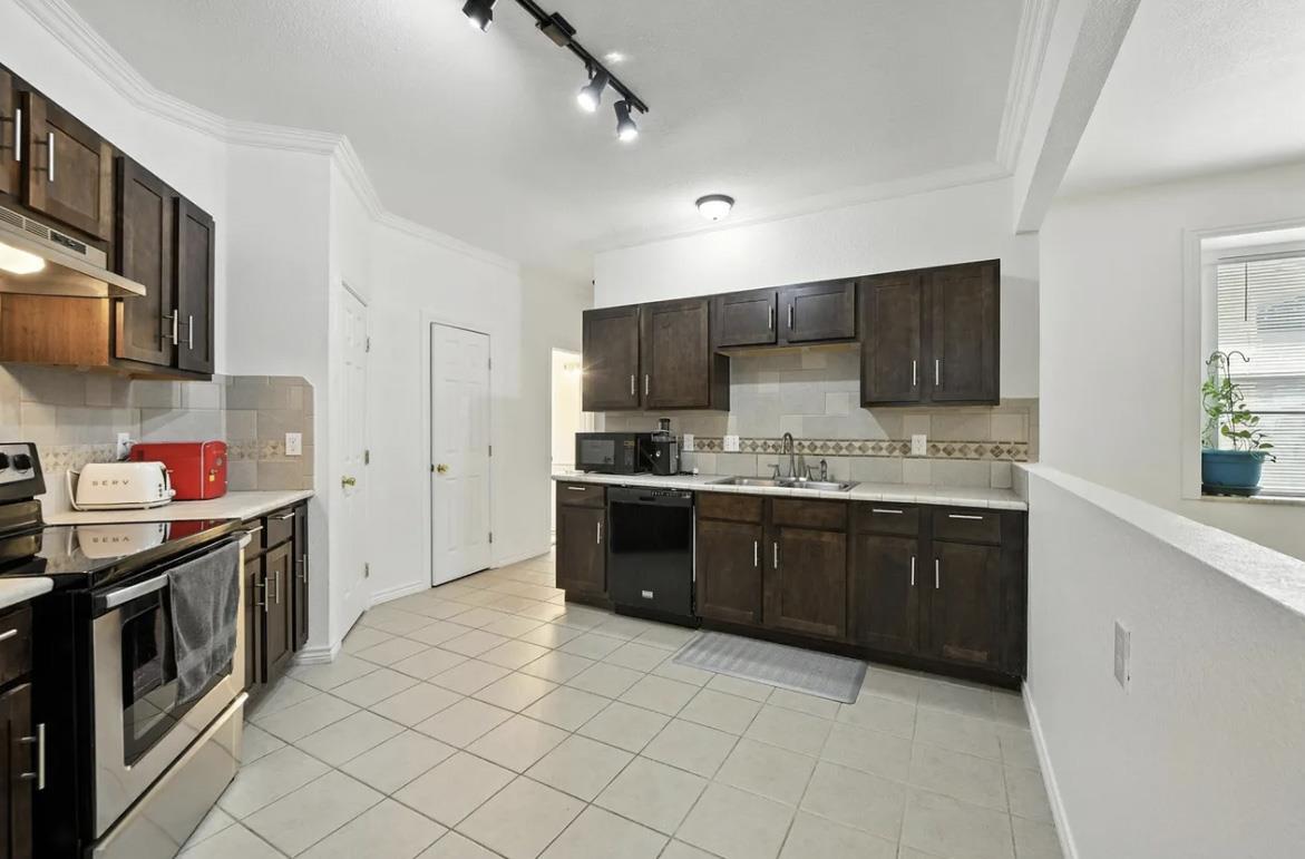 619 Comal Ave Property Photo 4