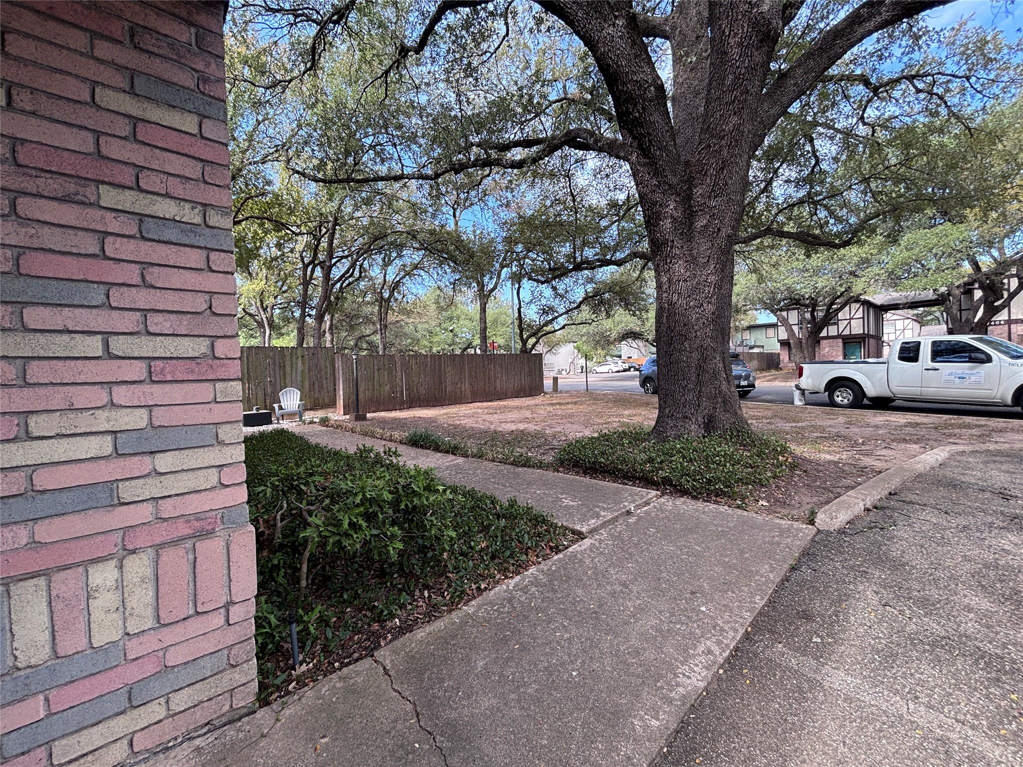 7407 Shadow Hill Dr Property Photo 3