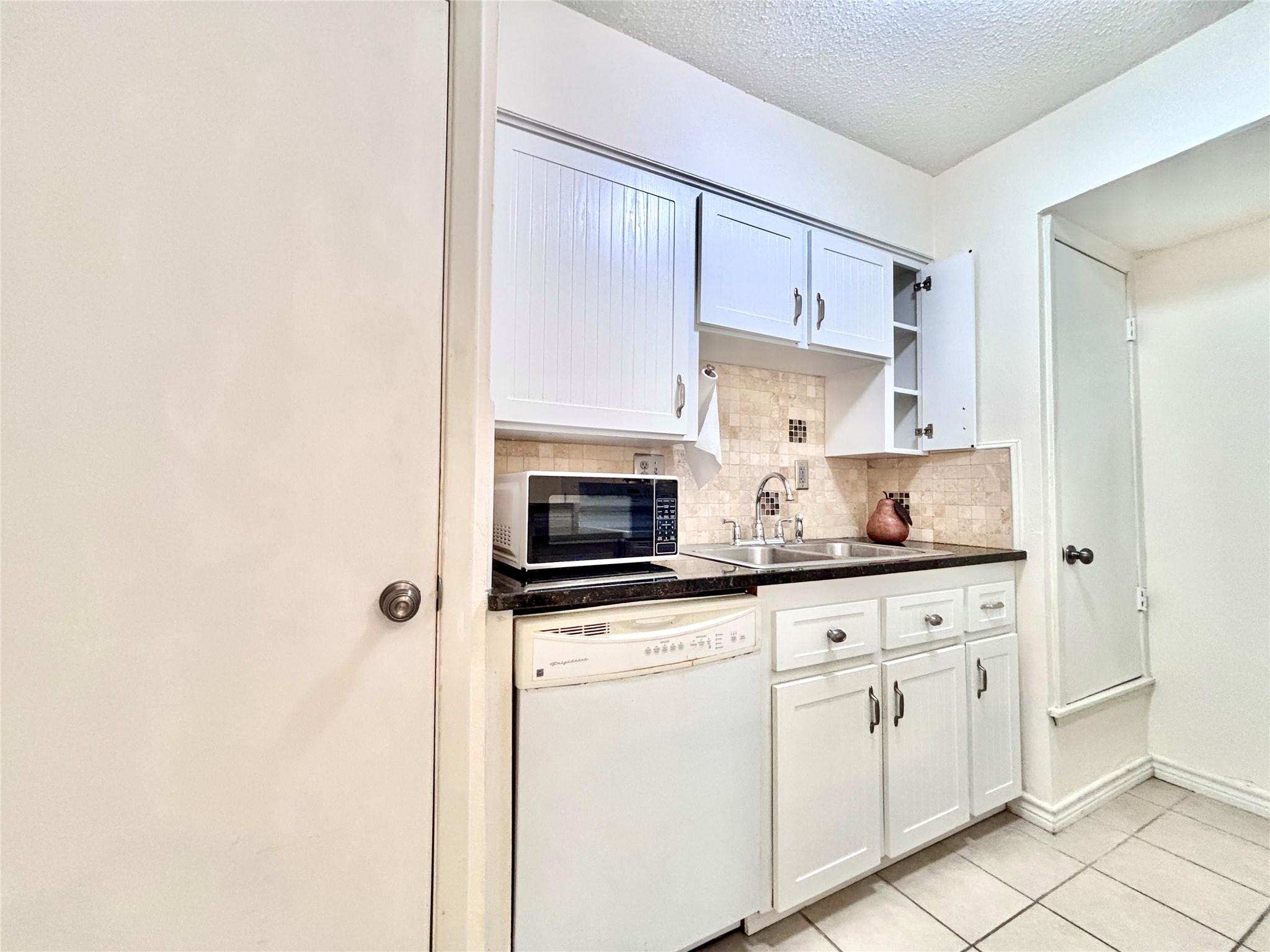 7407 Shadow Hill Dr Property Photo 4