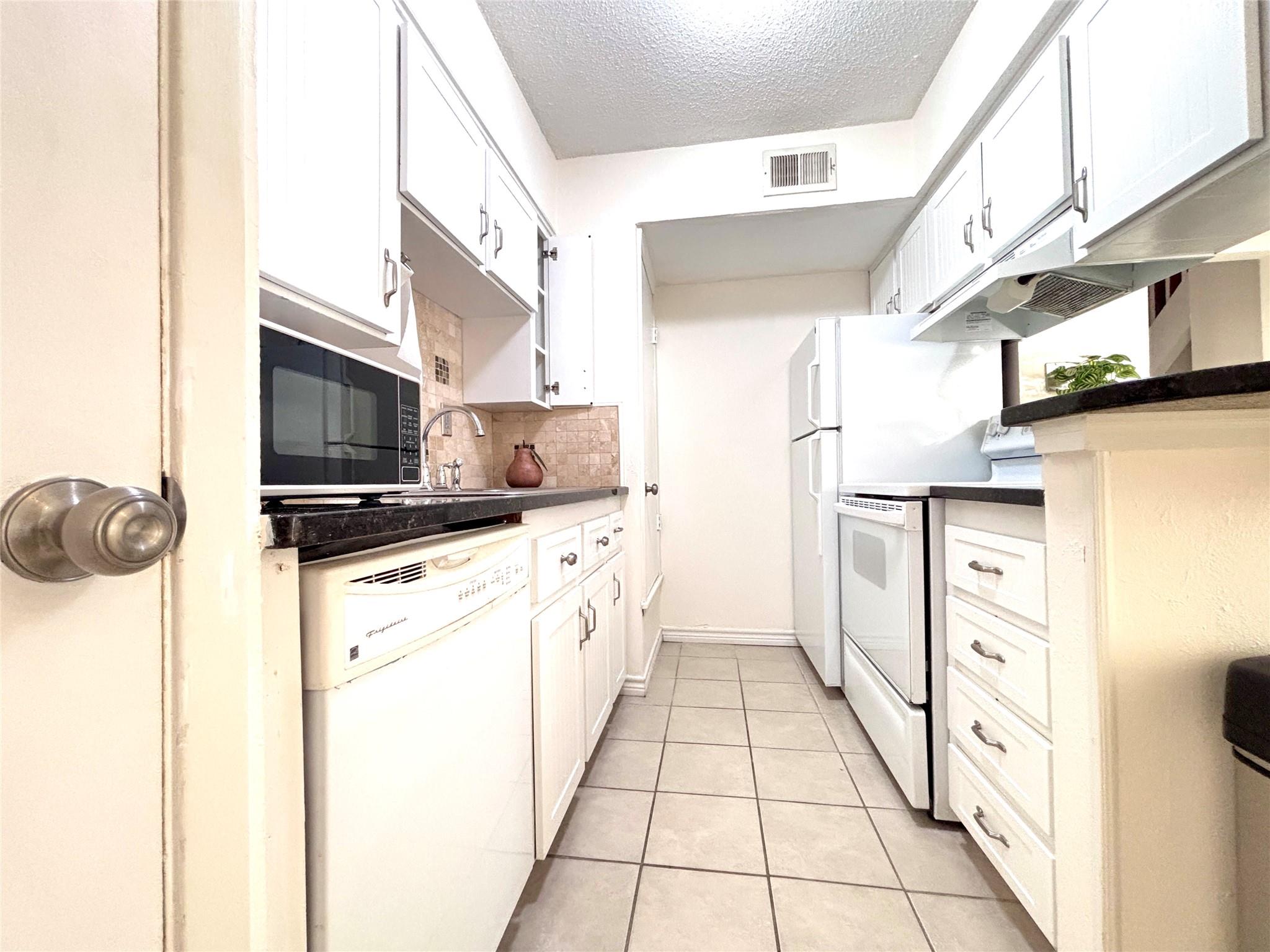 7407 Shadow Hill Dr Property Photo 5