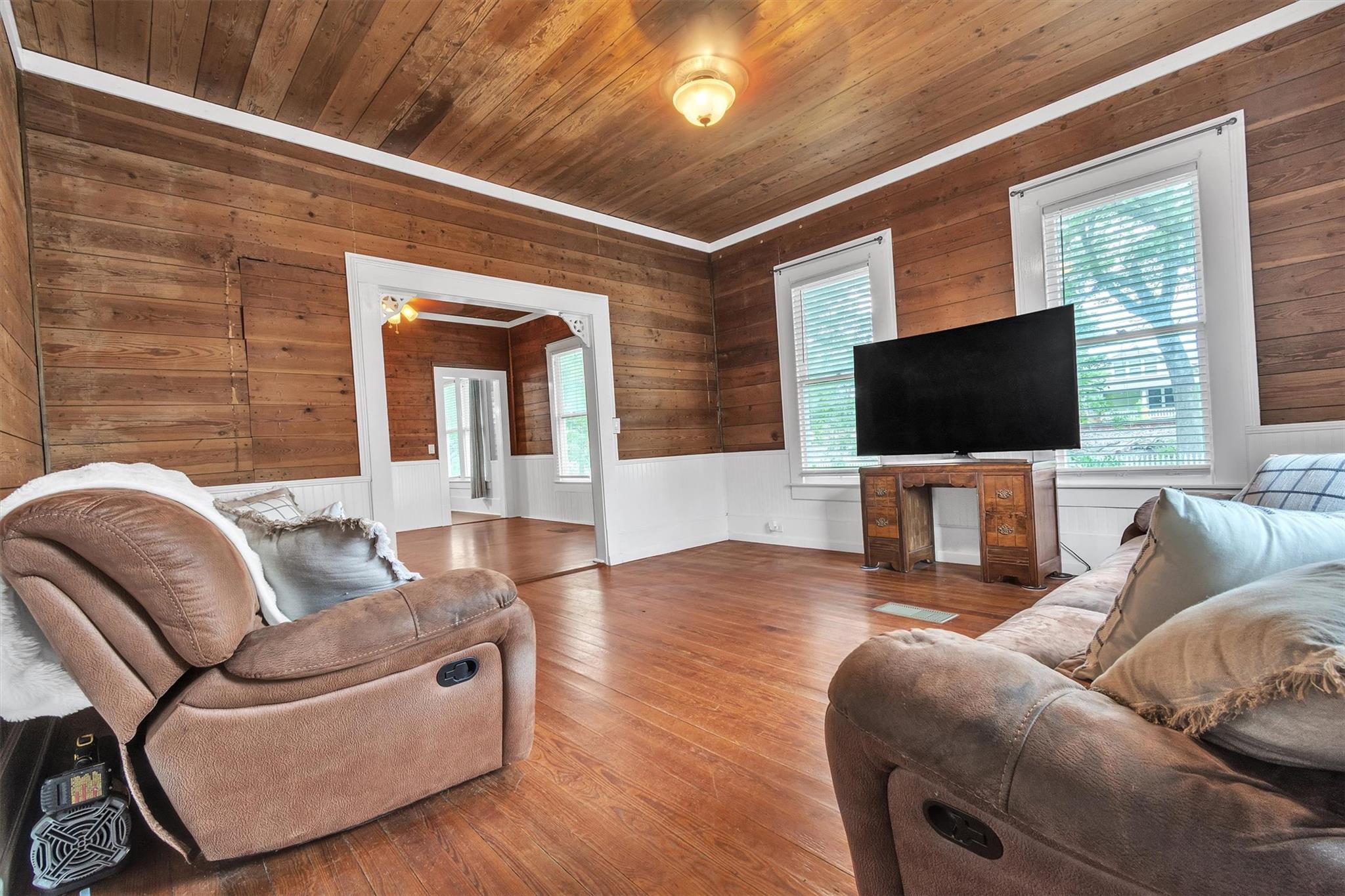 262 W Richmond St Property Photo 4