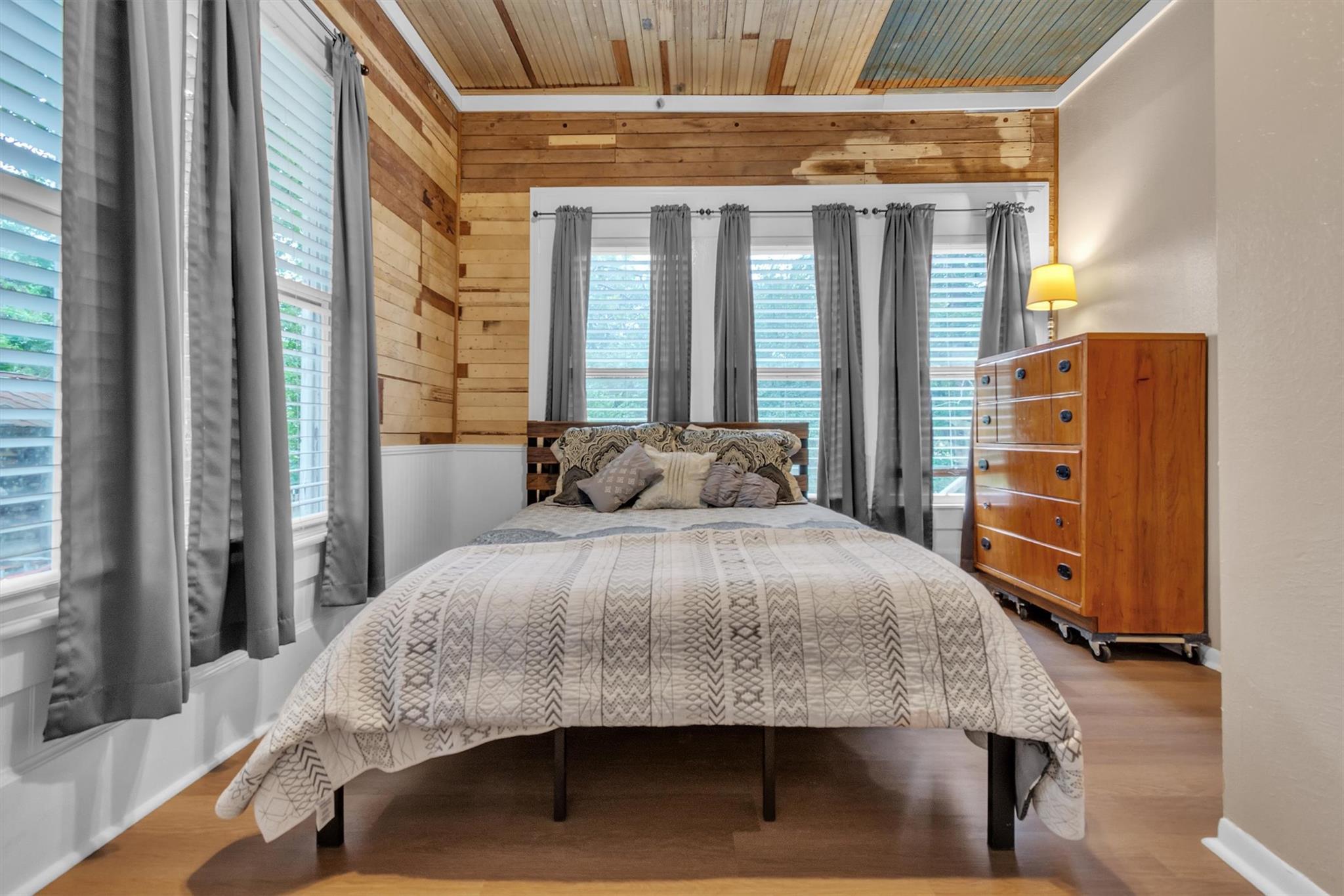 262 W Richmond St Property Photo 9