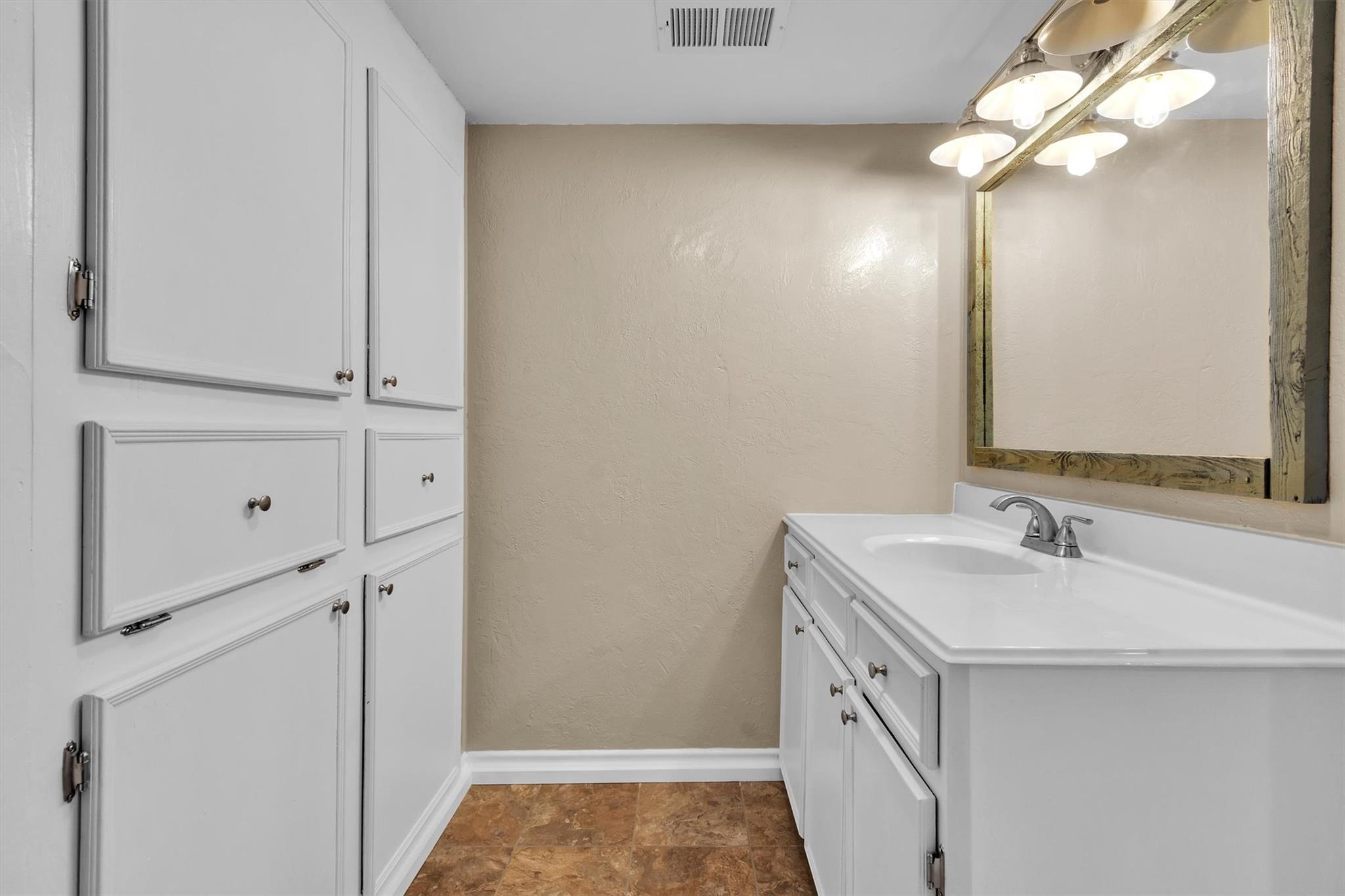 262 W Richmond St Property Photo 21