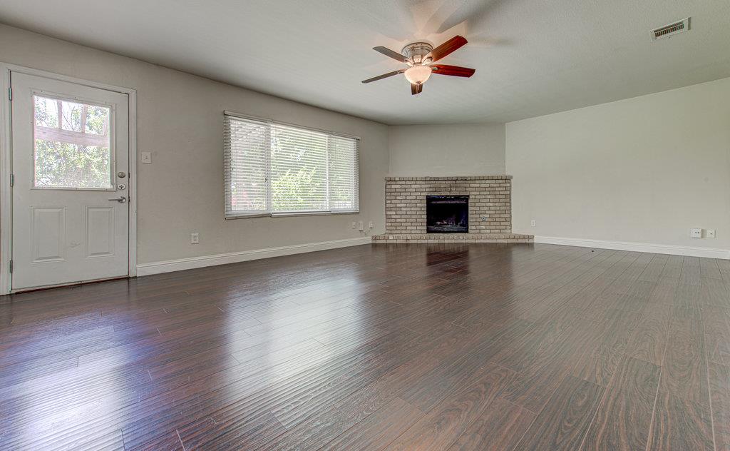 1711 Cricket Hollow Dr Property Photo 2
