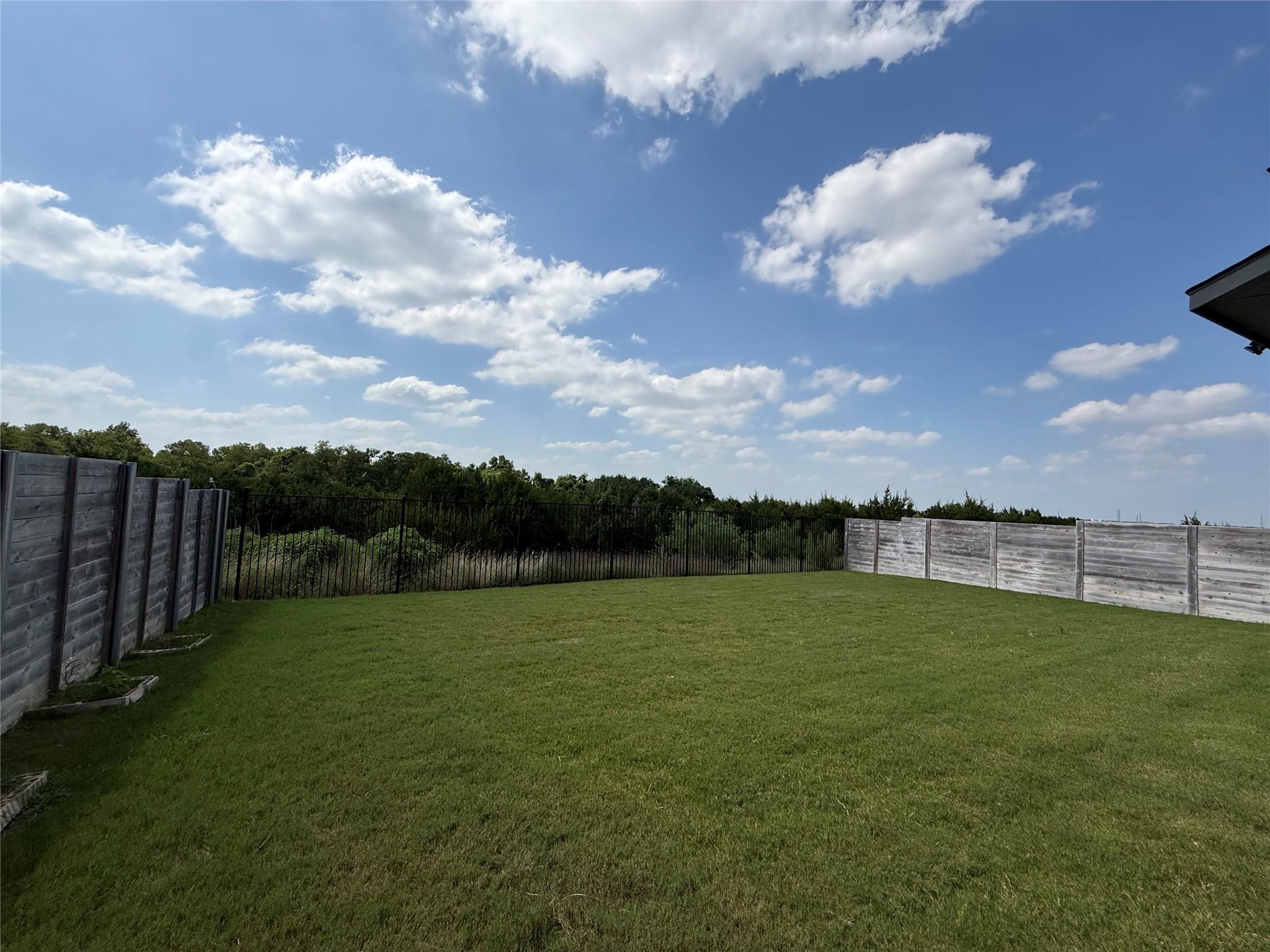 437 Leeward Pass Property Photo 3