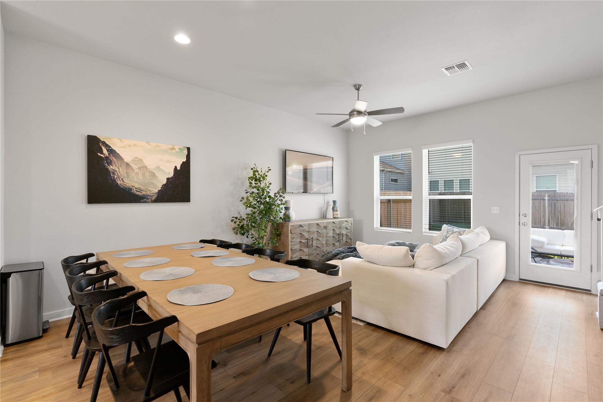 15104 Forum Ave Property Photo 4