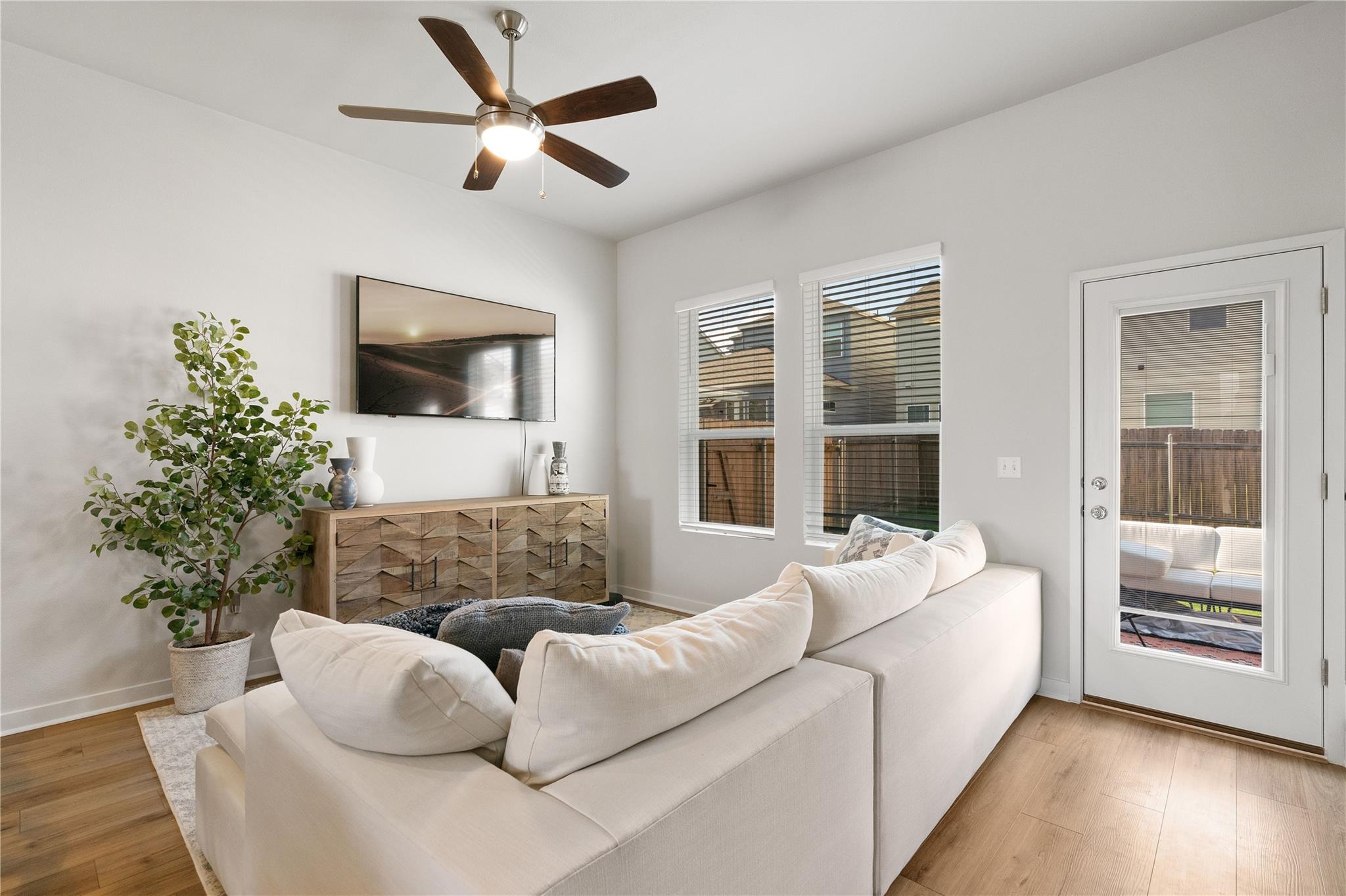 15104 Forum Ave Property Photo 7