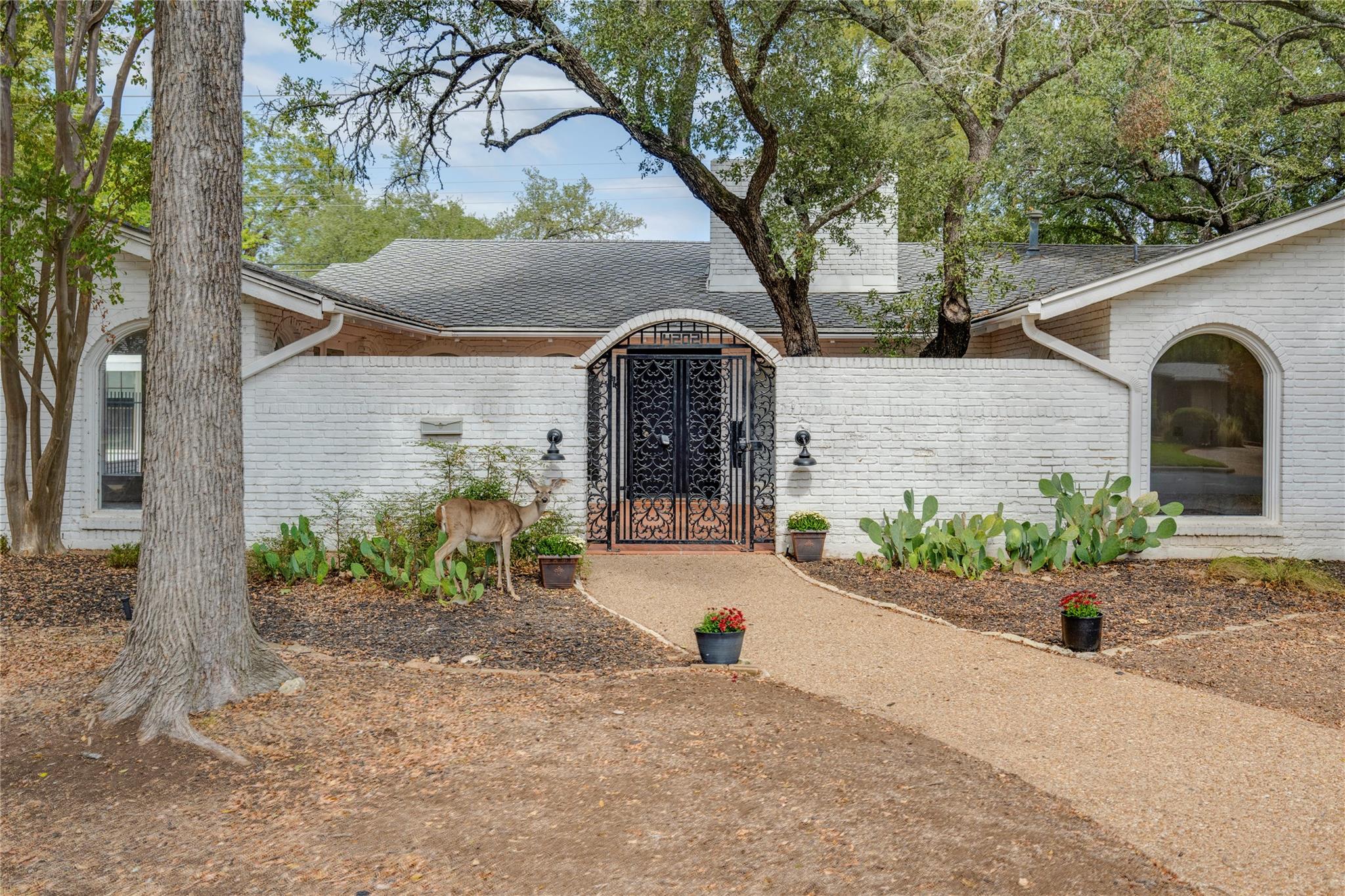 4202 N Hills Dr Property Photo 1