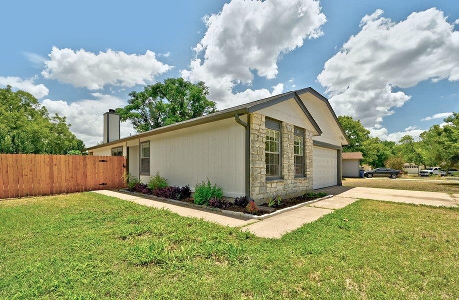 9601 Holly Springs Dr Property Photo 3