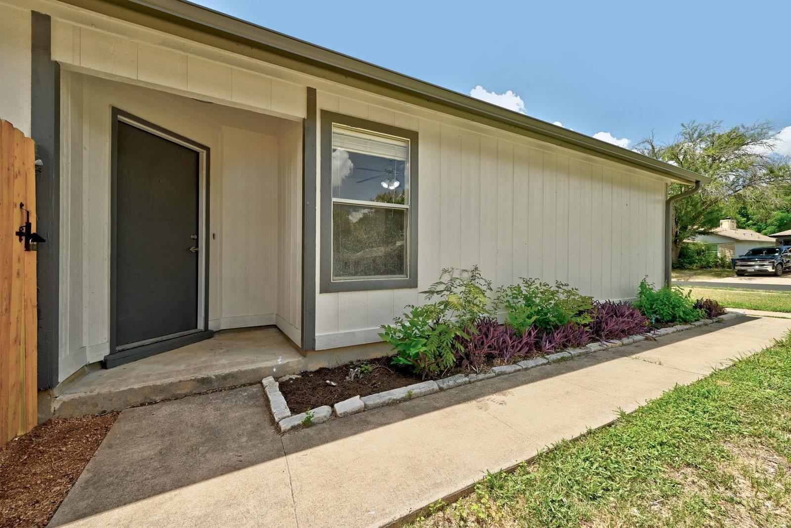 9601 Holly Springs Dr Property Photo 4