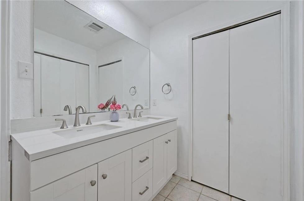 9601 Holly Springs Dr Property Photo 16