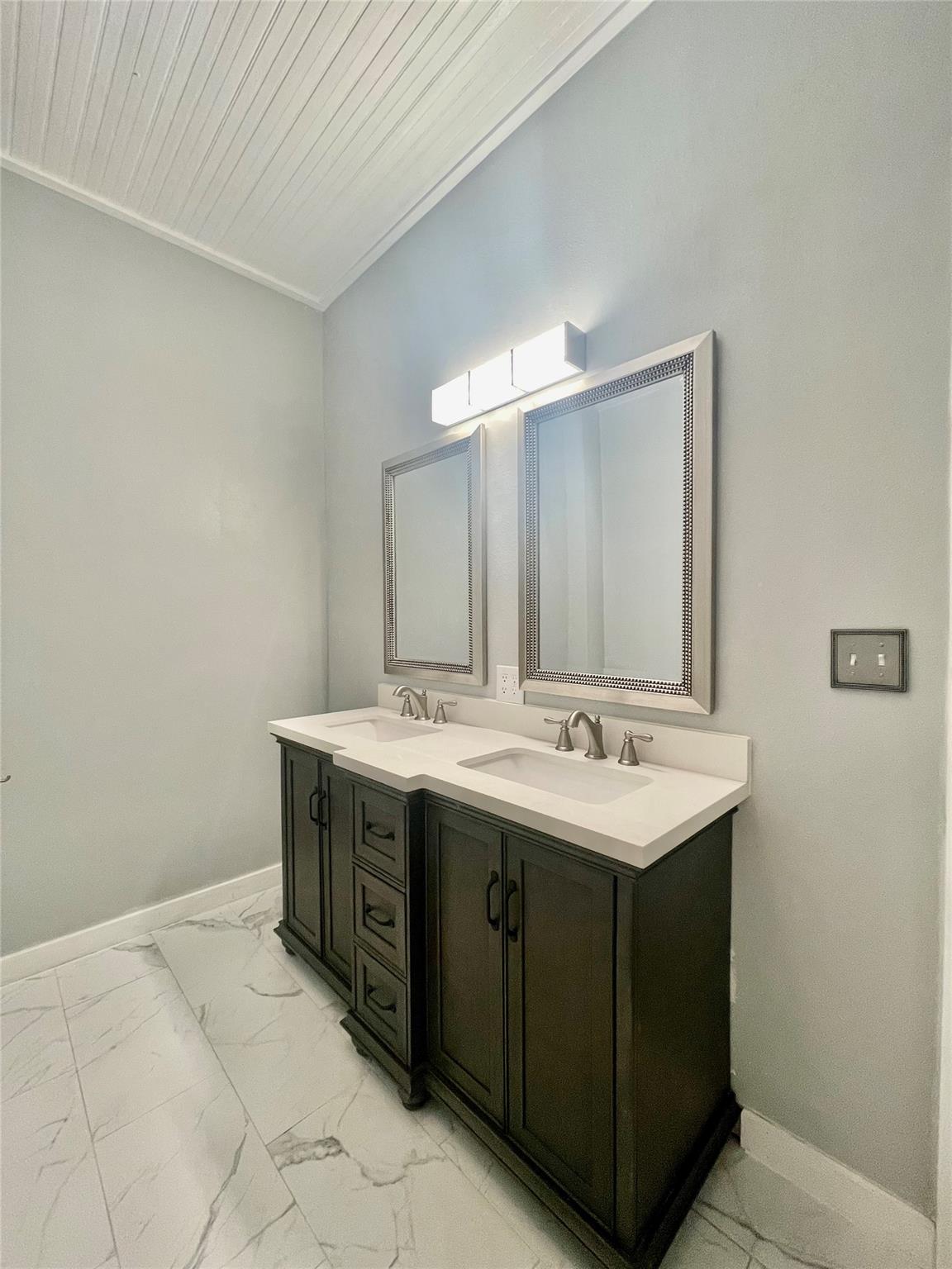 908 W Hopkins St Property Photo 12
