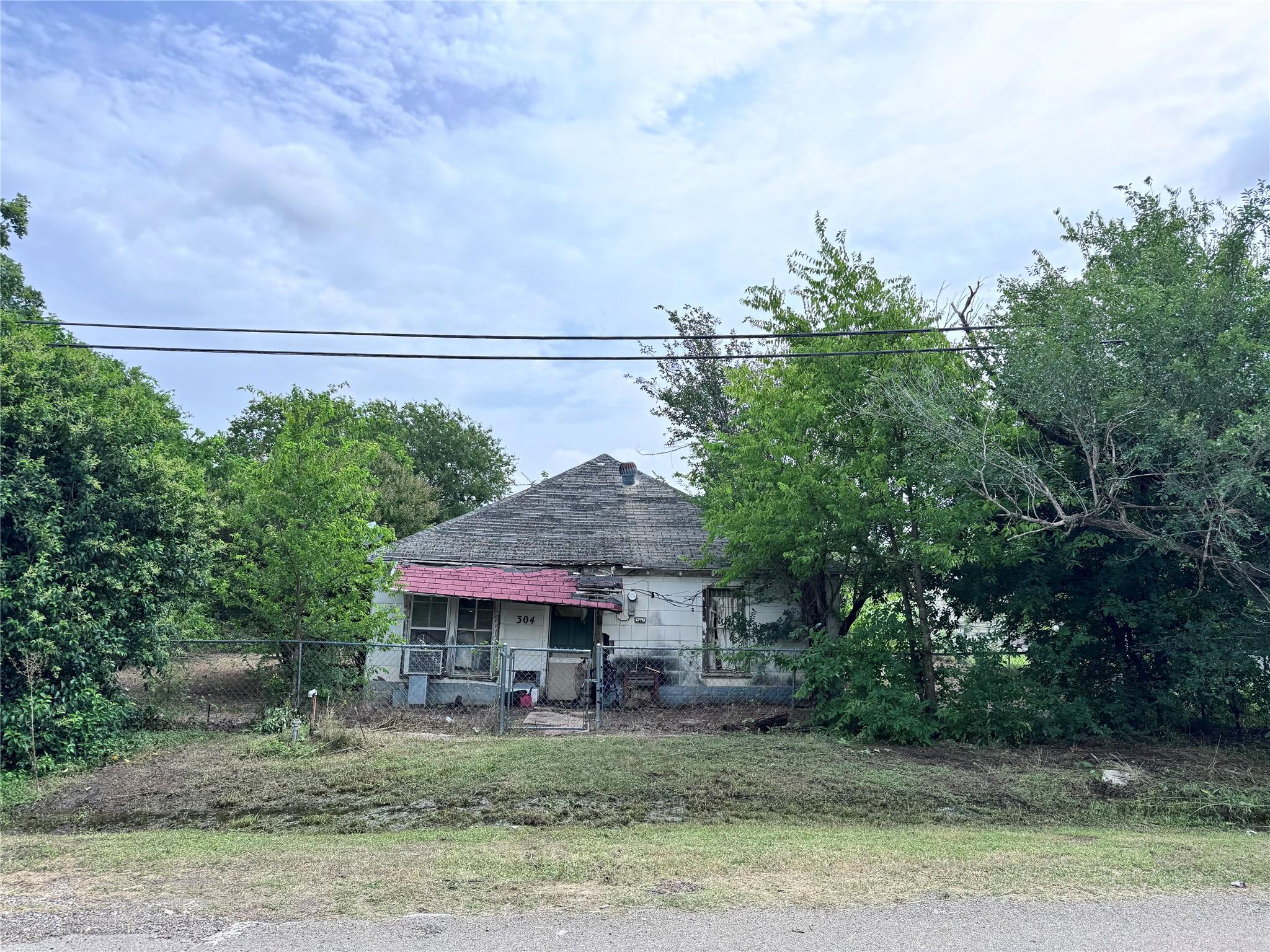 304 E Prairie Ave Property Photo 1