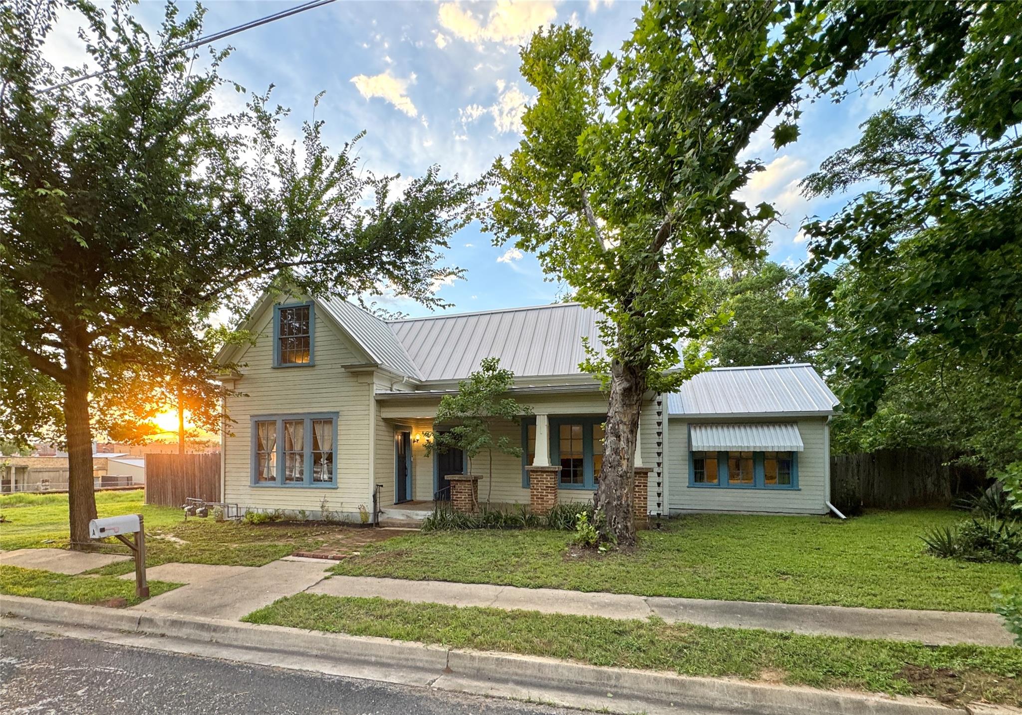 200 E Brenham St Property Photo 4