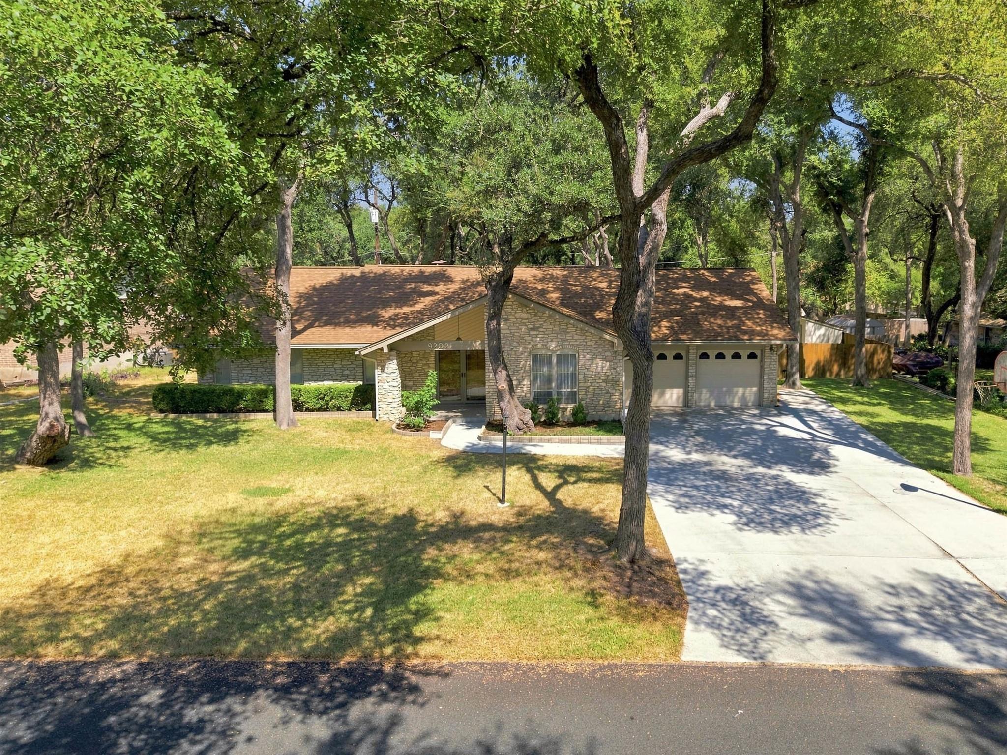 9202 Shady Oaks Dr Property Photo 1