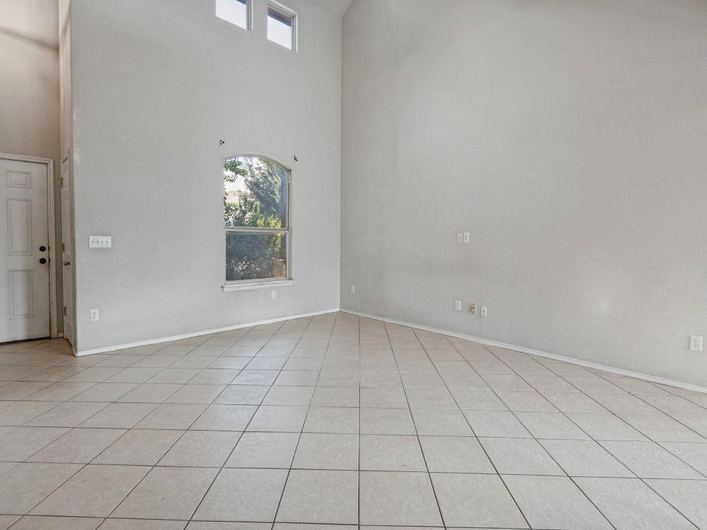 512 Eagle Brook Ln Property Photo 3