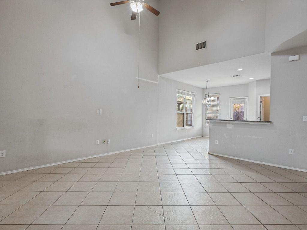 512 Eagle Brook Ln Property Photo 4