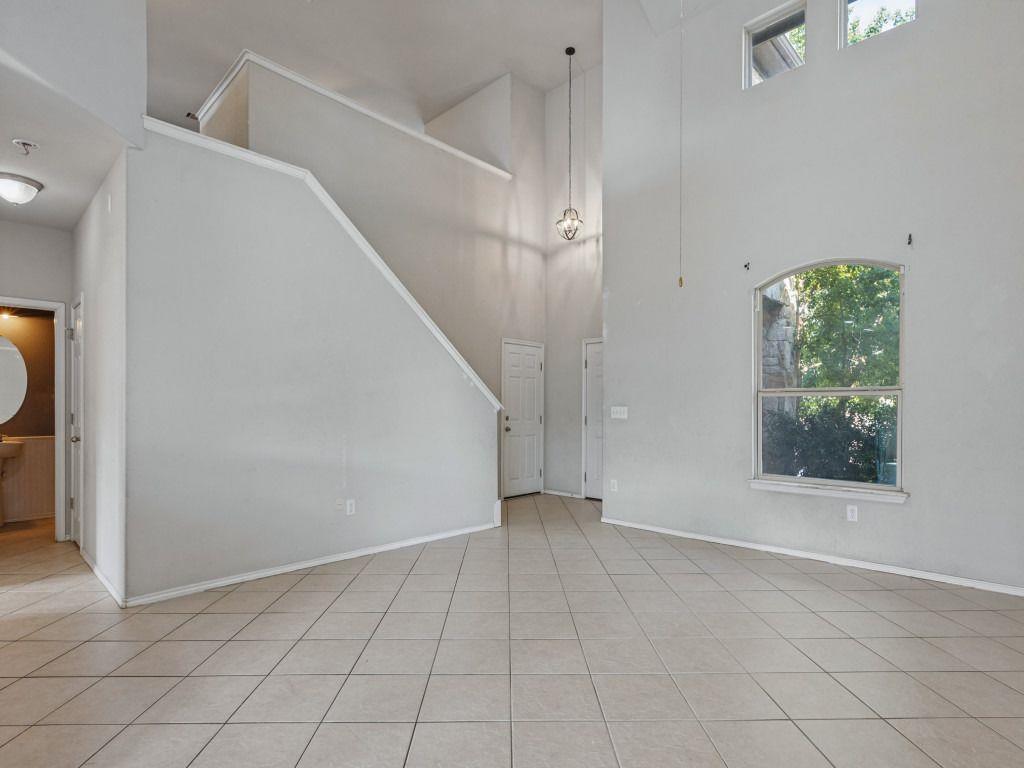 512 Eagle Brook Ln Property Photo 5