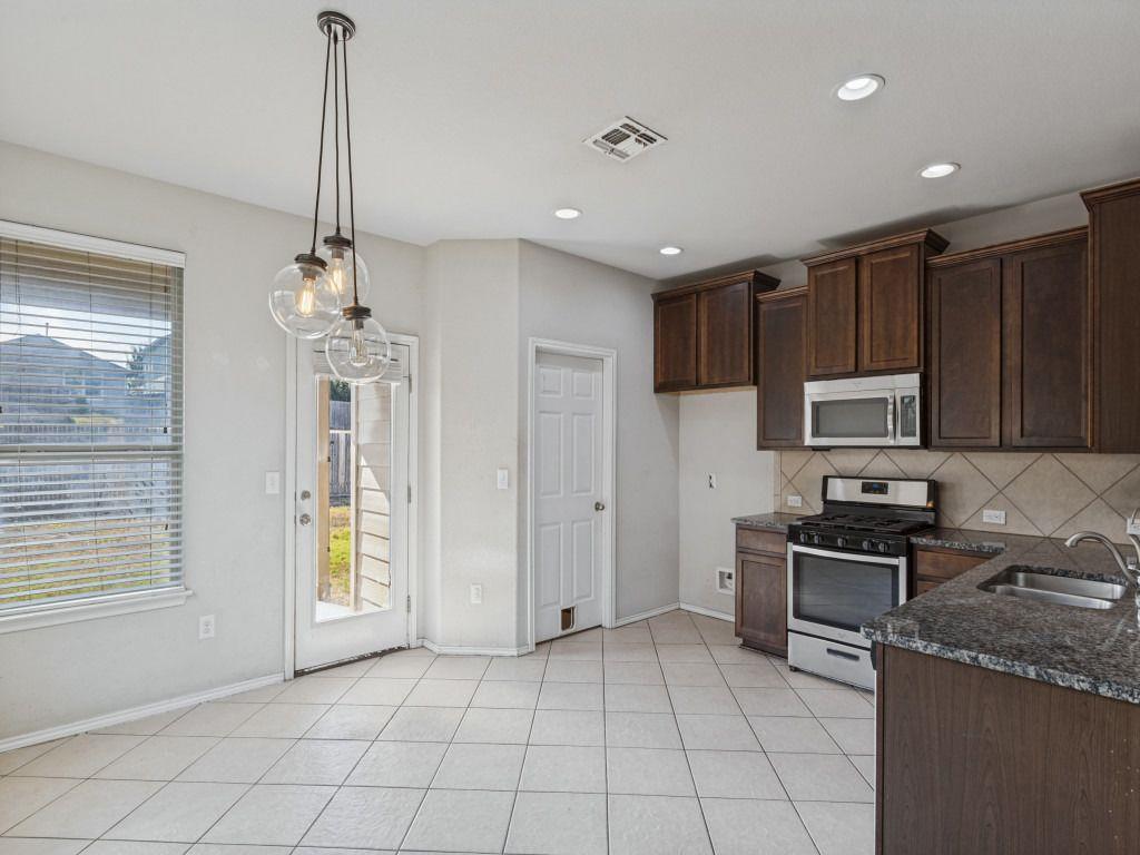 512 Eagle Brook Ln Property Photo 6