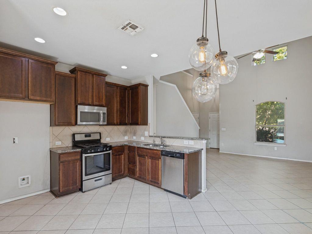 512 Eagle Brook Ln Property Photo 8