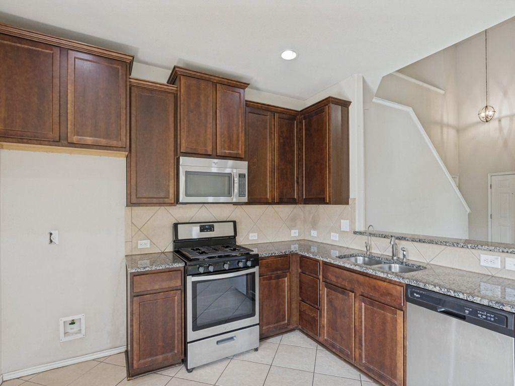 512 Eagle Brook Ln Property Photo 9
