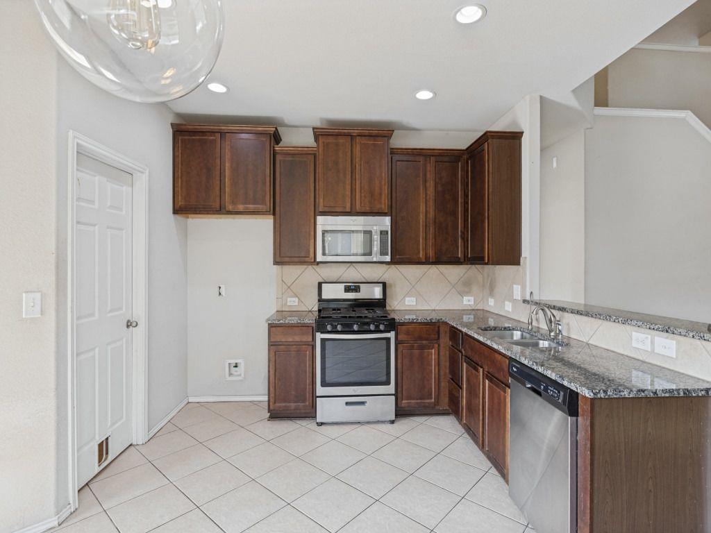 512 Eagle Brook Ln Property Photo 10