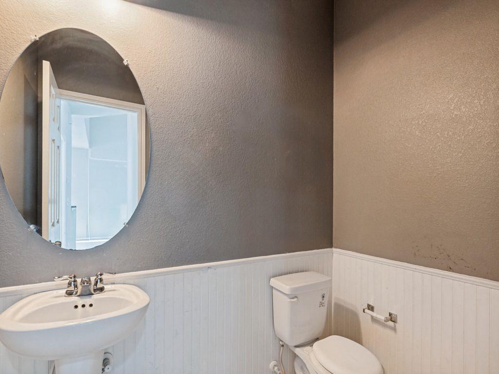 512 Eagle Brook Ln Property Photo 12