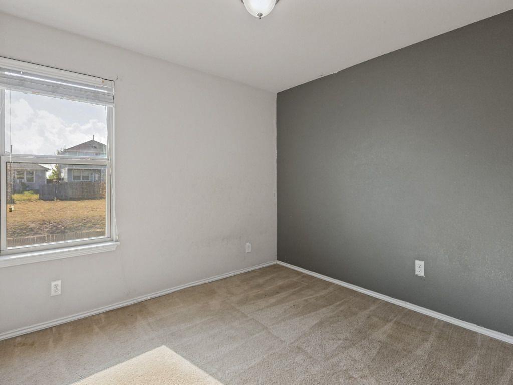 512 Eagle Brook Ln Property Photo 15