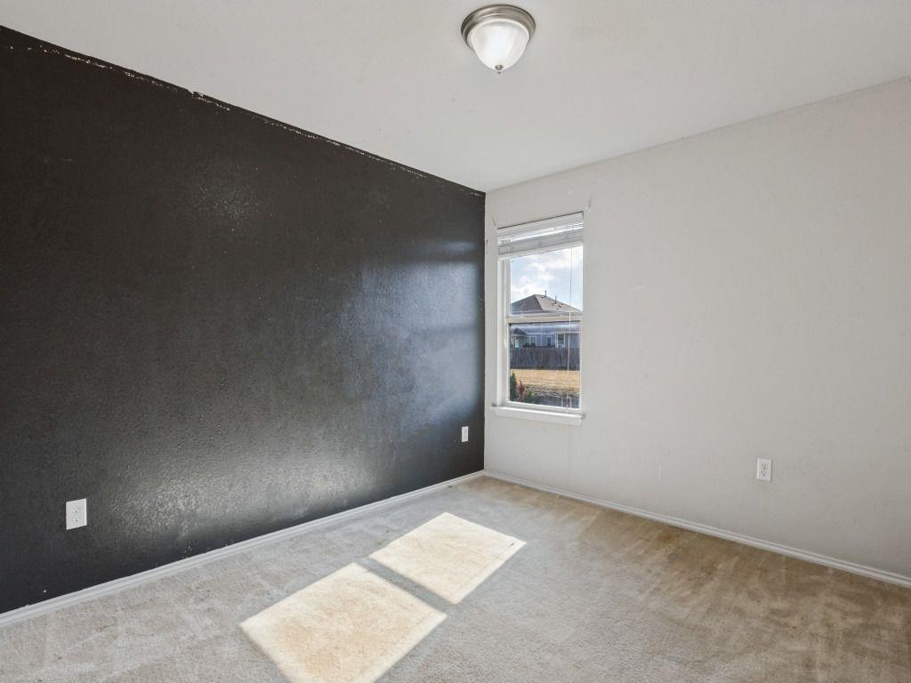 512 Eagle Brook Ln Property Photo 16