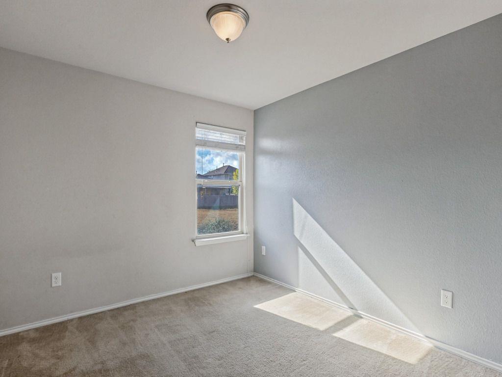 512 Eagle Brook Ln Property Photo 22