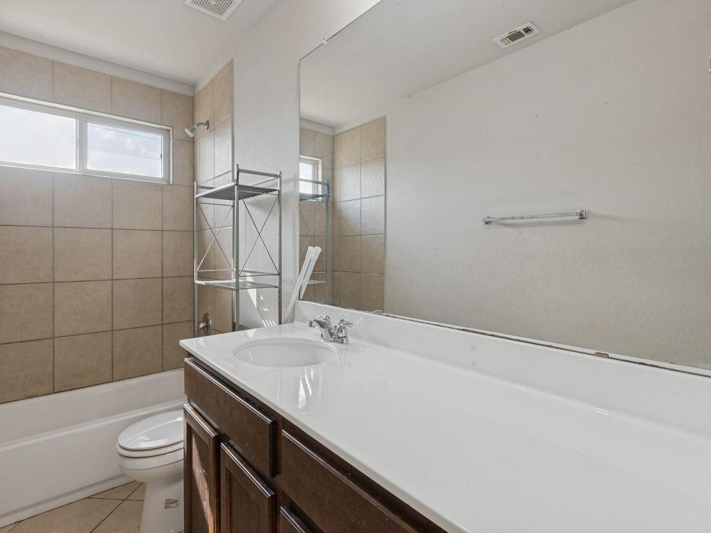 512 Eagle Brook Ln Property Photo 23