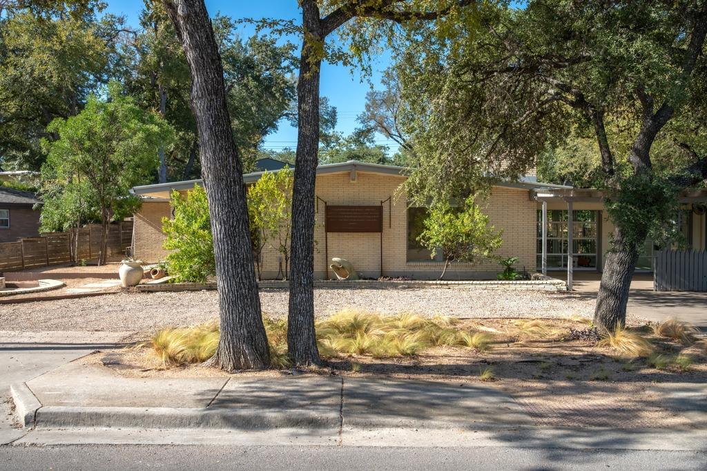 833 E 38th St Property Photo 2